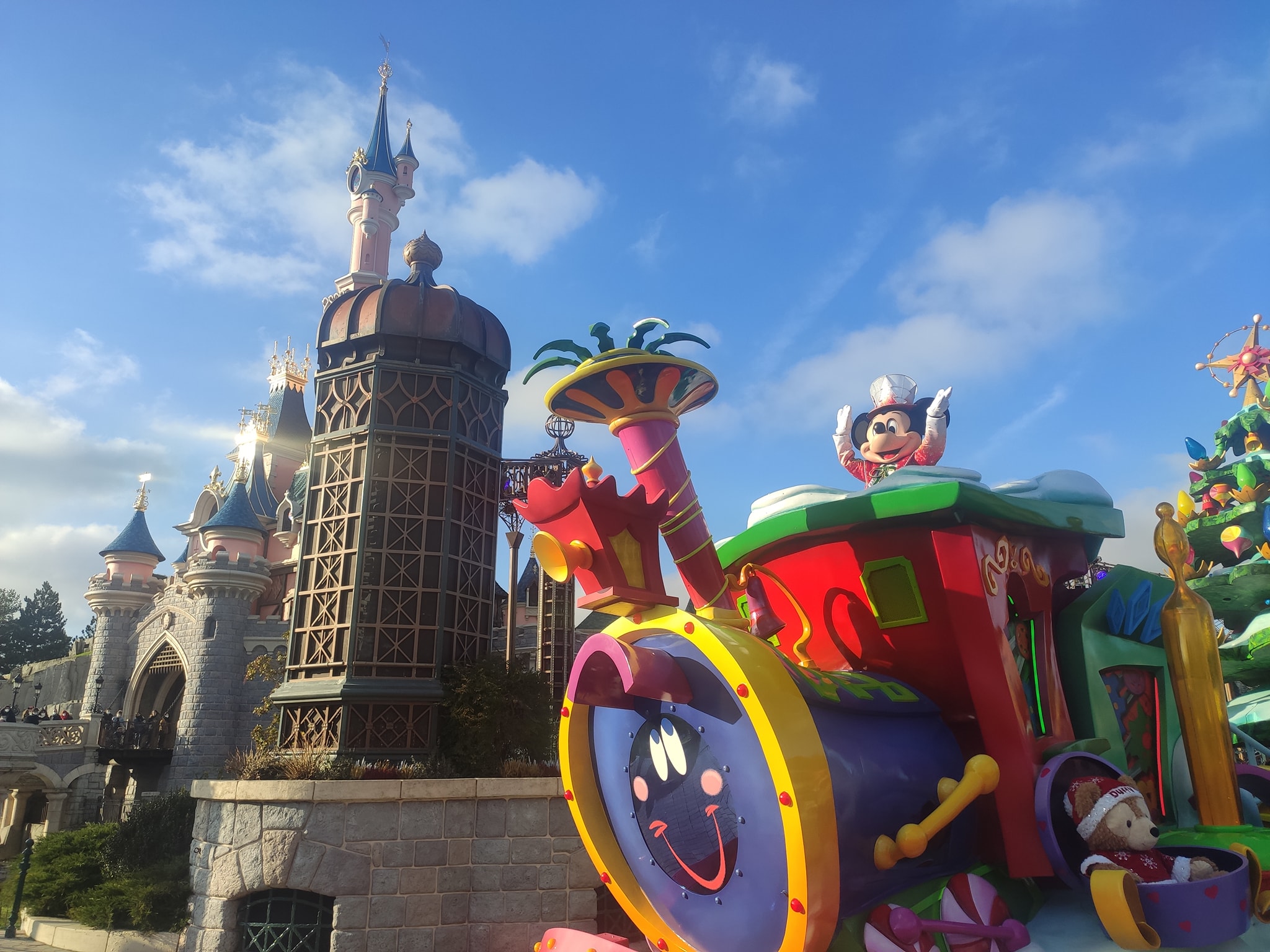 Mickey et sa parade étincelante de Noel - Disneyland Paris