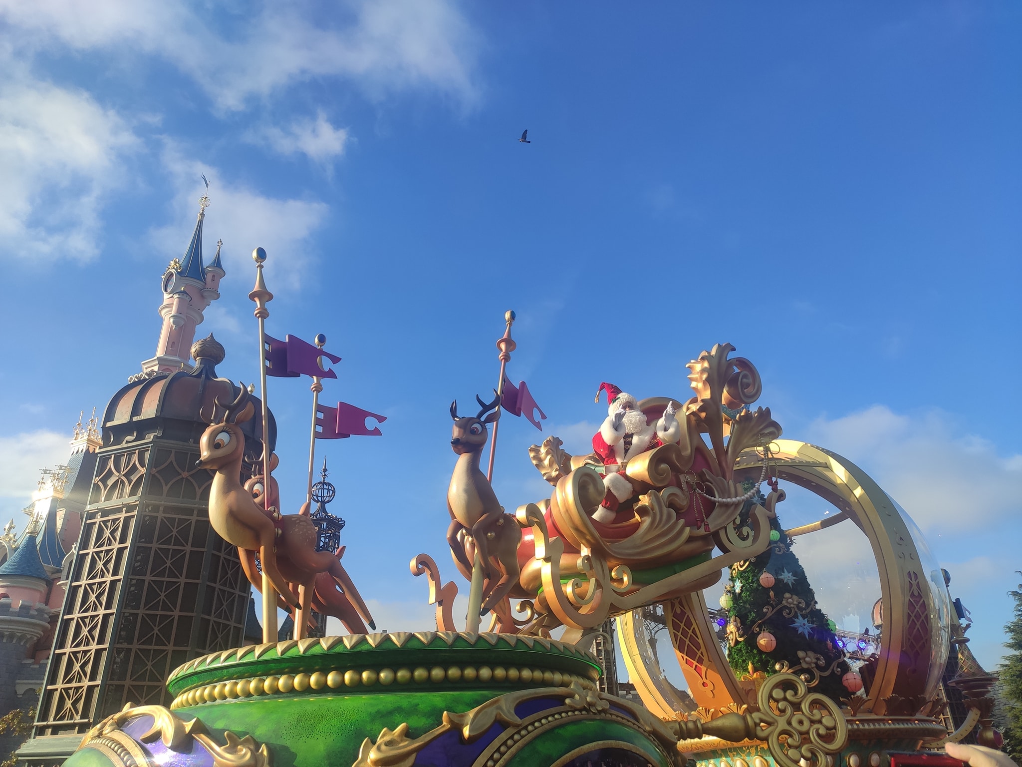 Mickey et sa parade étincelante de Noel - Disneyland Paris
