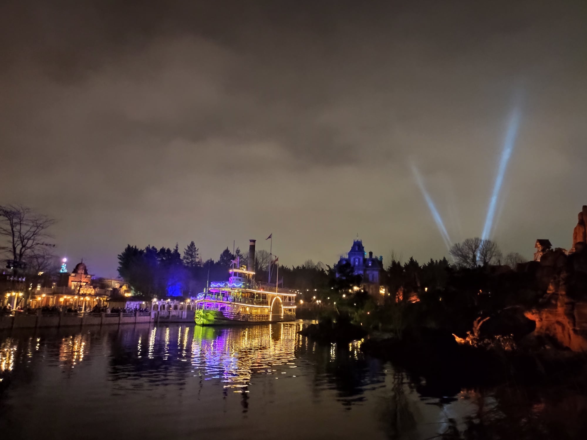 Jeu de lumières sur le Molly Brown - 31 décembre 2021 - Disneyland Paris