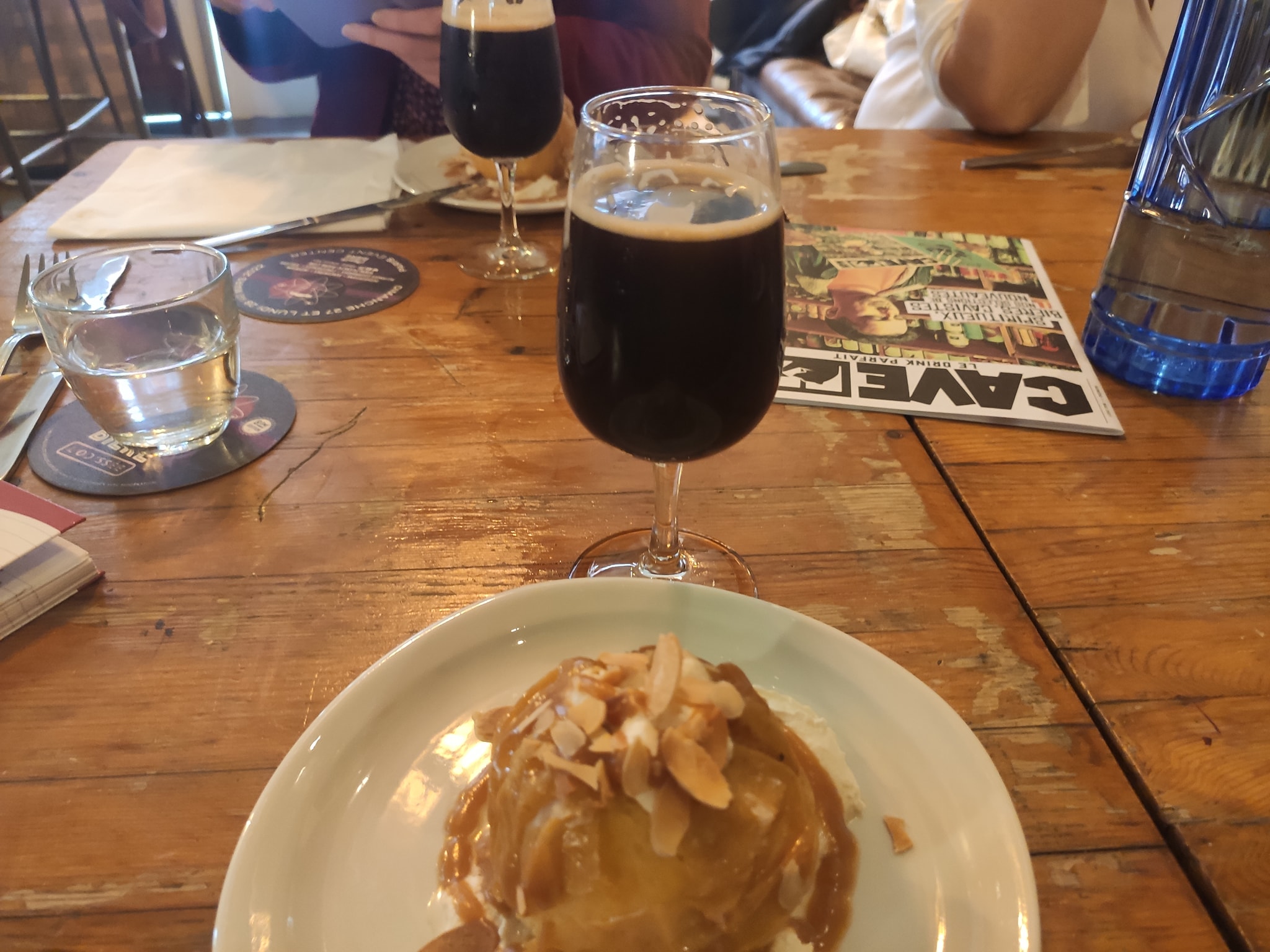 Pomme golden au four, crème chantilly, caramel au rhum ambré, amandes effilochées, avec la nouvelle porter 1721 de Deck & Donohue