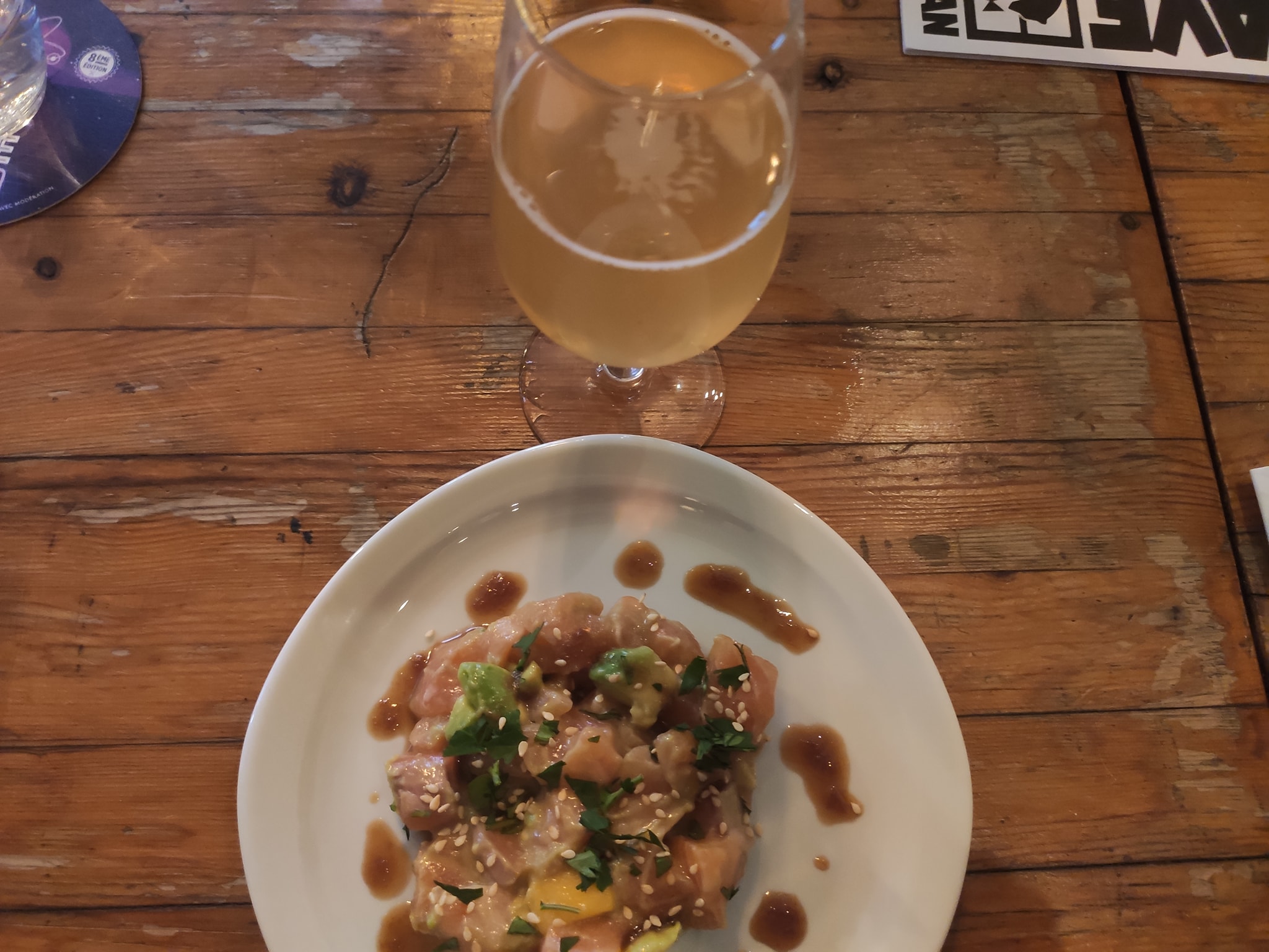 Tartare de saumon, coriandre, gingembre, en accord avec la Now or never, une session IPA de Brussels Beer Project.