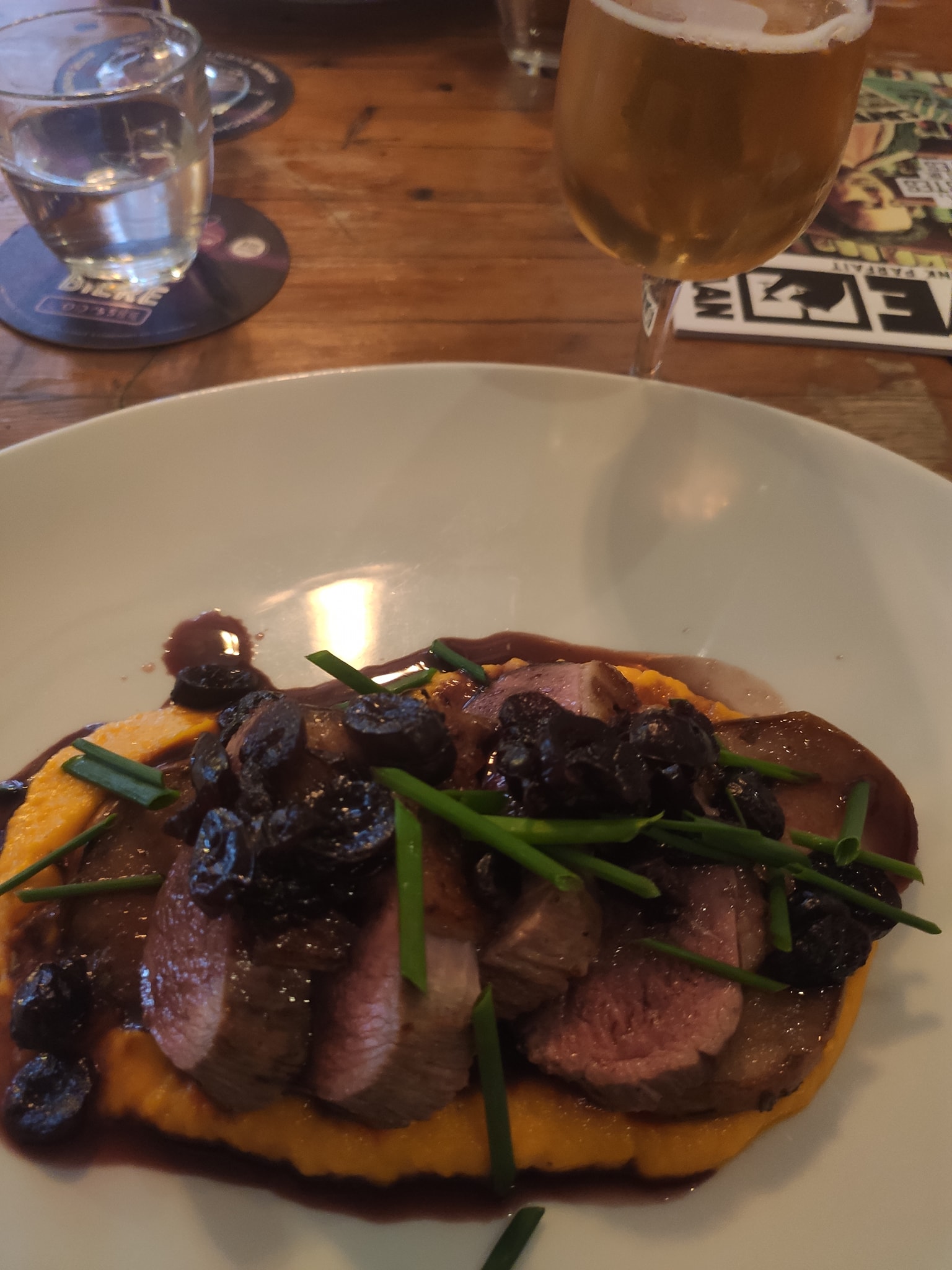 Magret de canard, purée de potimarron, sauce vin/cranberries, poire rôtie au thym: en accompagnement avec la Time Out, une american pale ale signée O'Clock Brewing