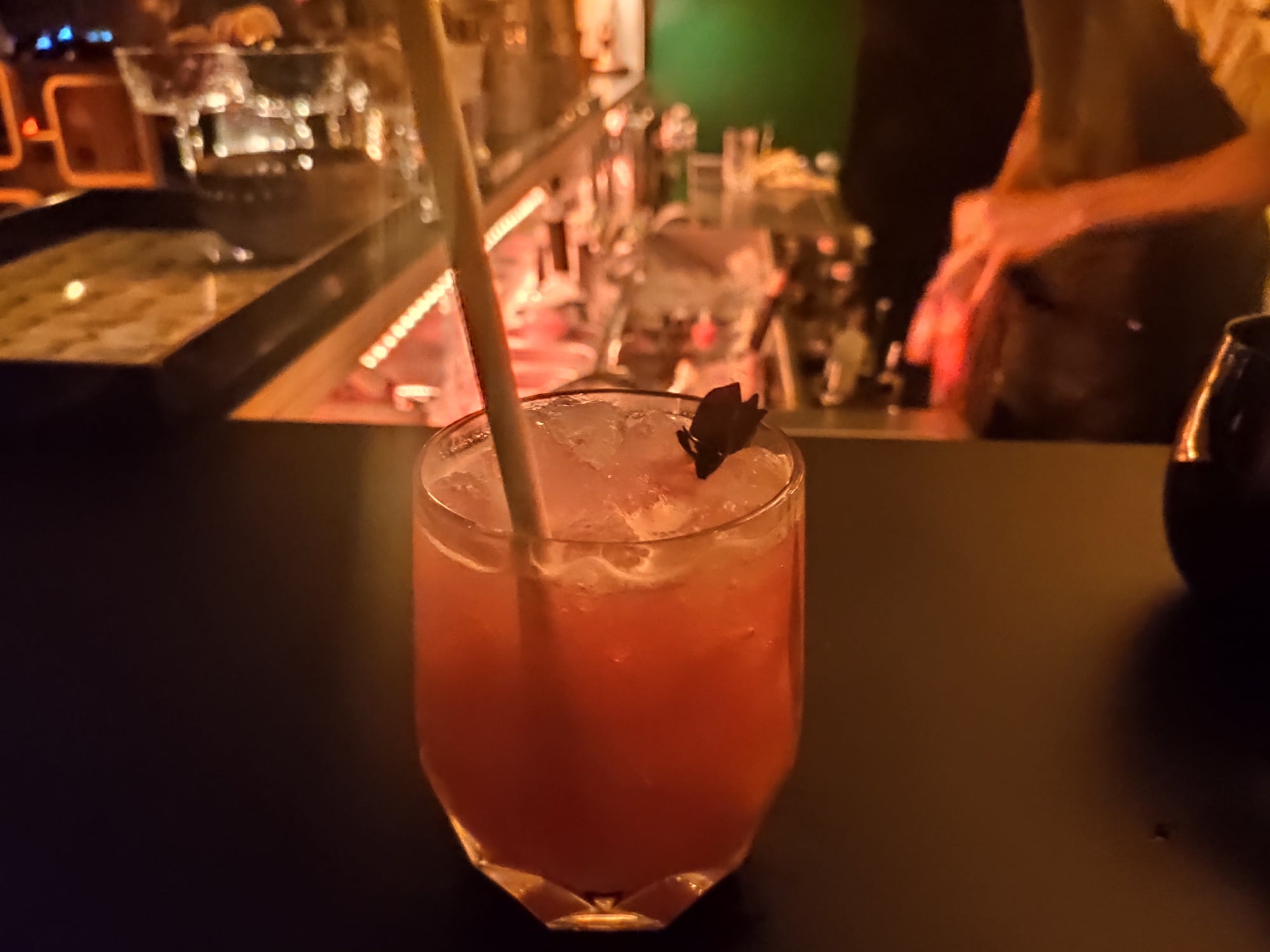 Cocktail au bar Zanzi, speakeasy à Paris
