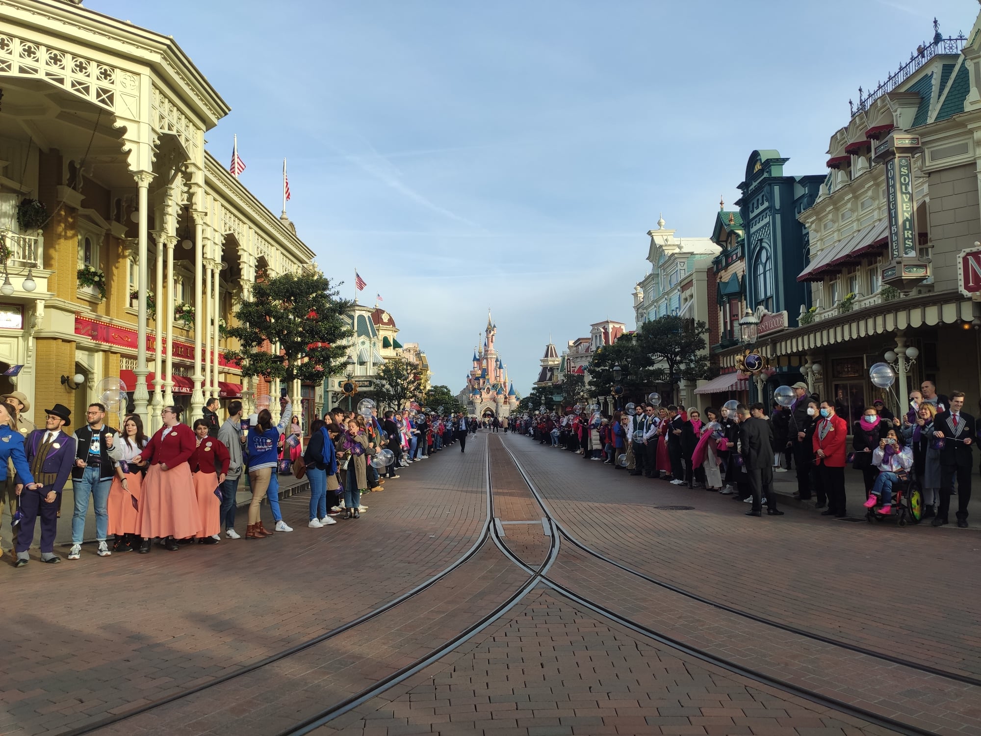 Haie d'honneur des cast members - 30 ans de Disneyland Paris - 12 avril 2022