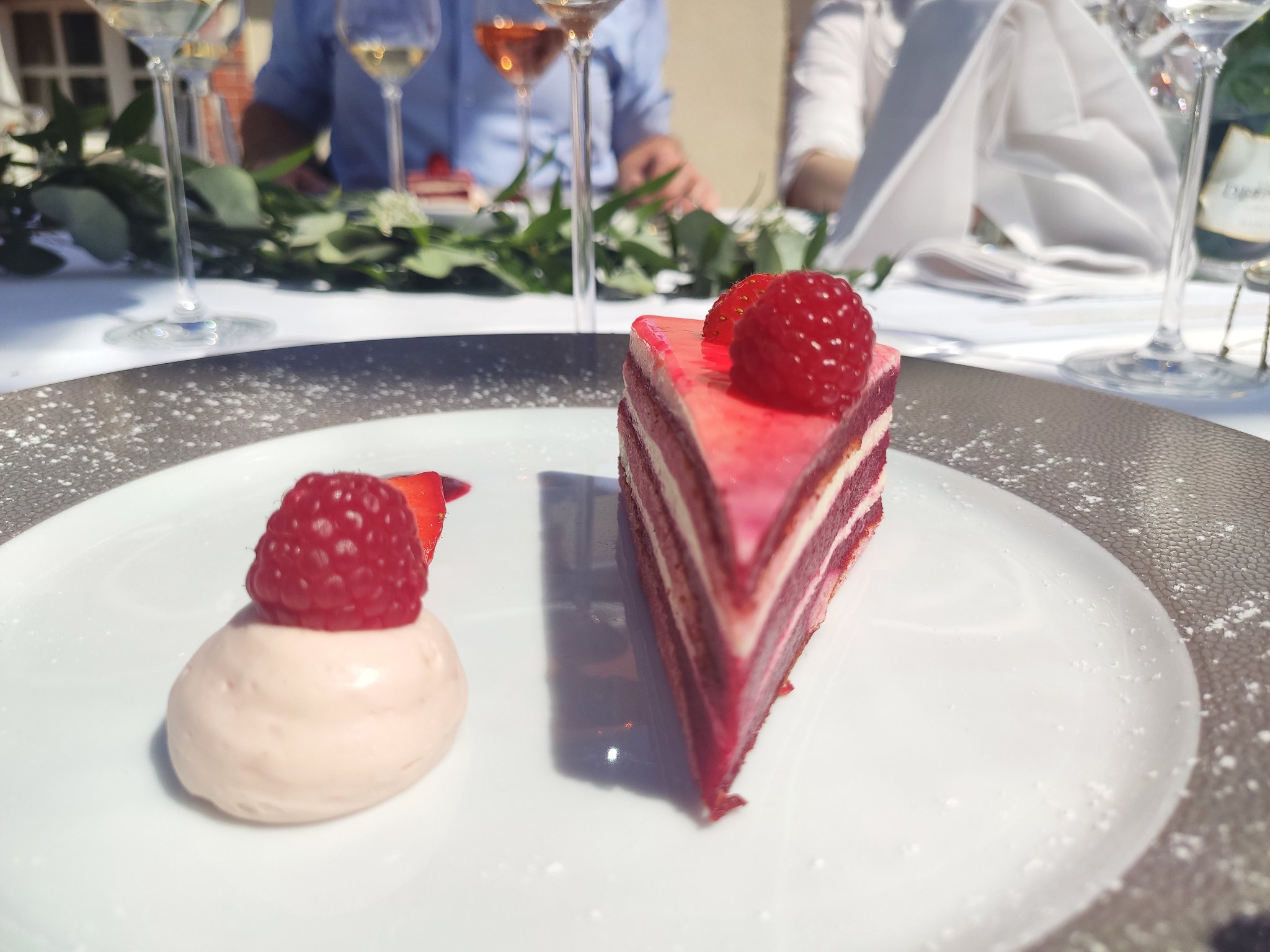 Fraisier en accord avec une coupe de champagne Delamotte rosé