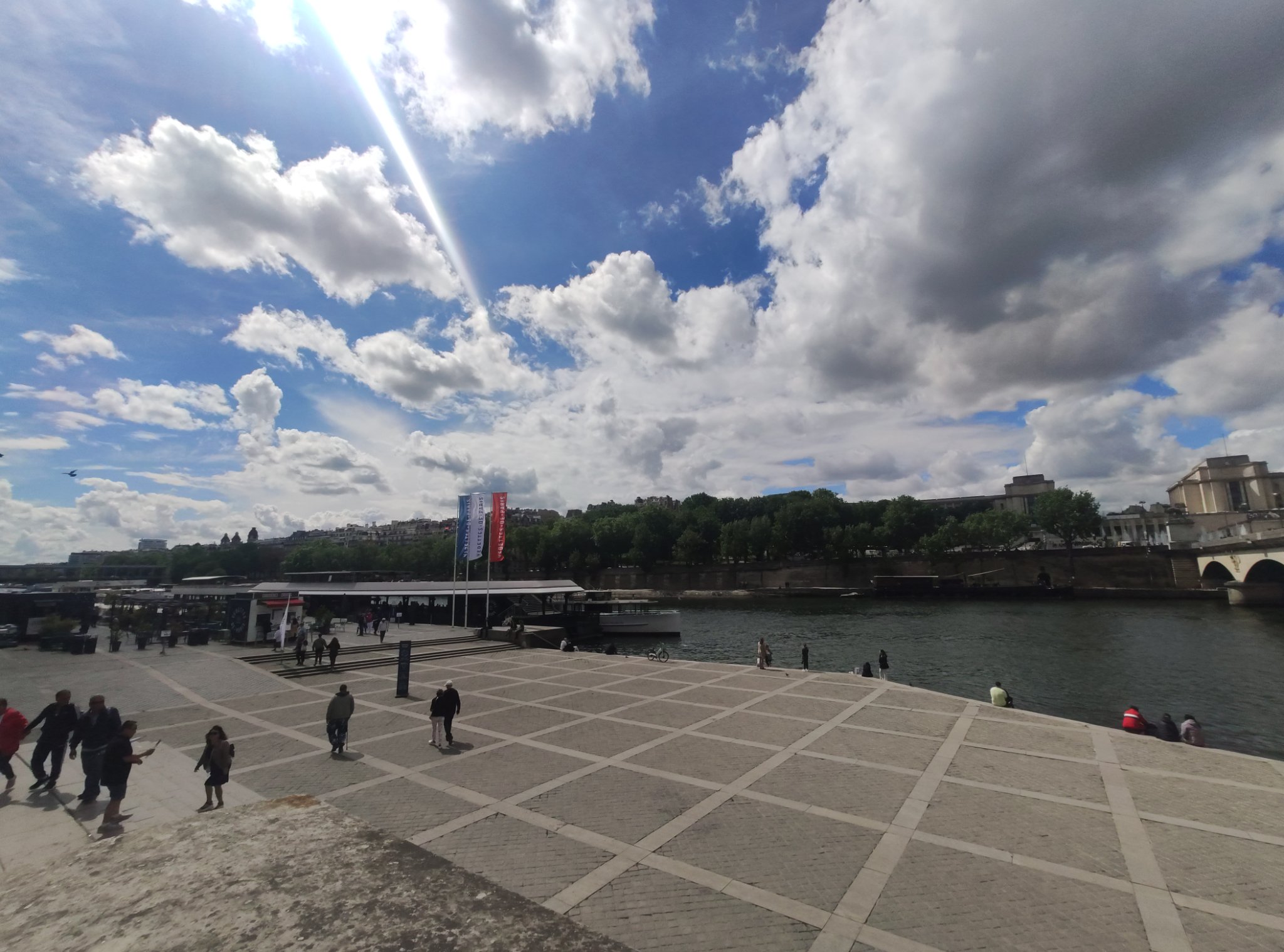 Vedettes de Paris - Nouveau ponton près de la tour Eiffel