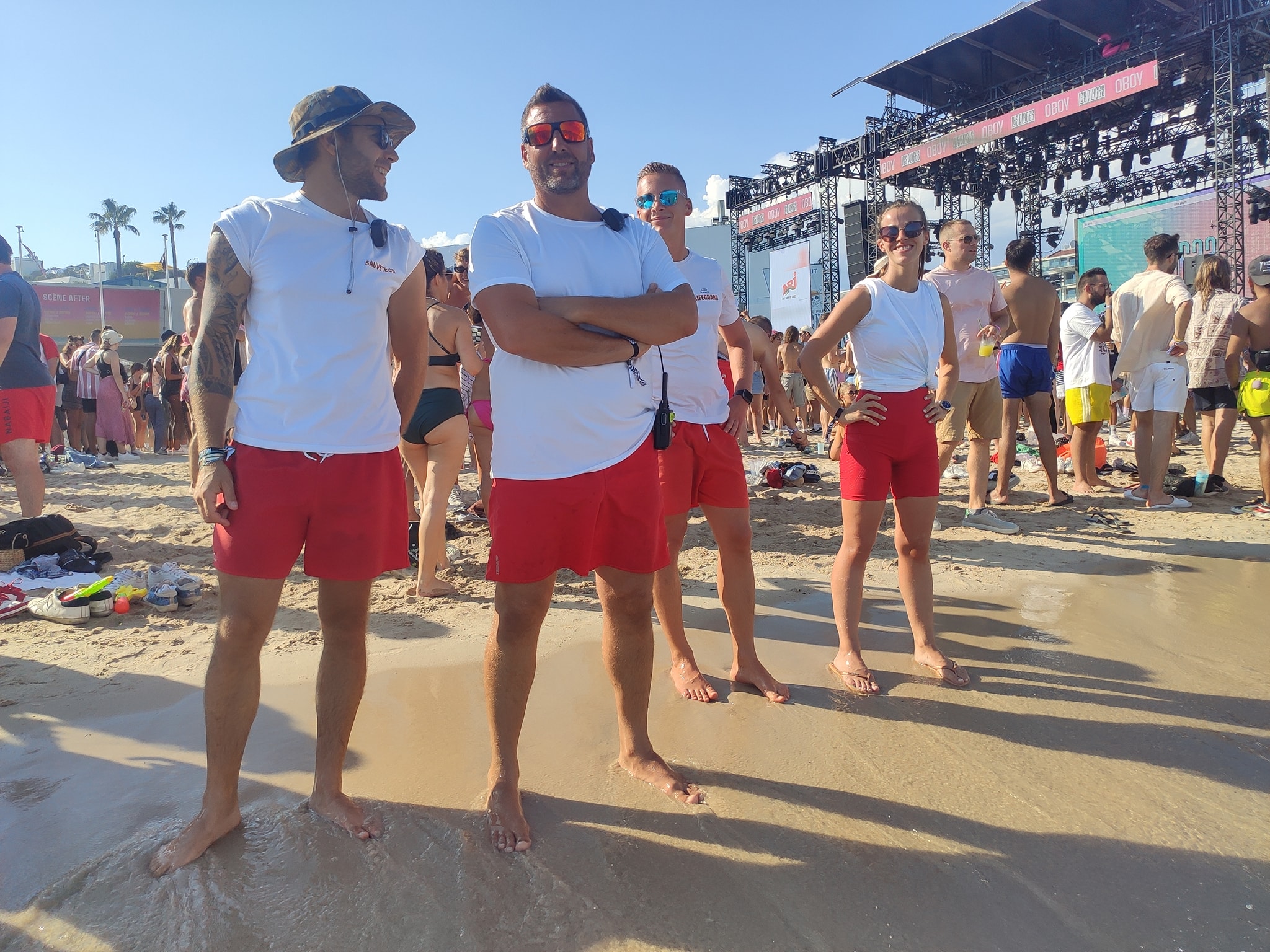 Festivaliers dans l'eau - Les Plages électroniques 2022