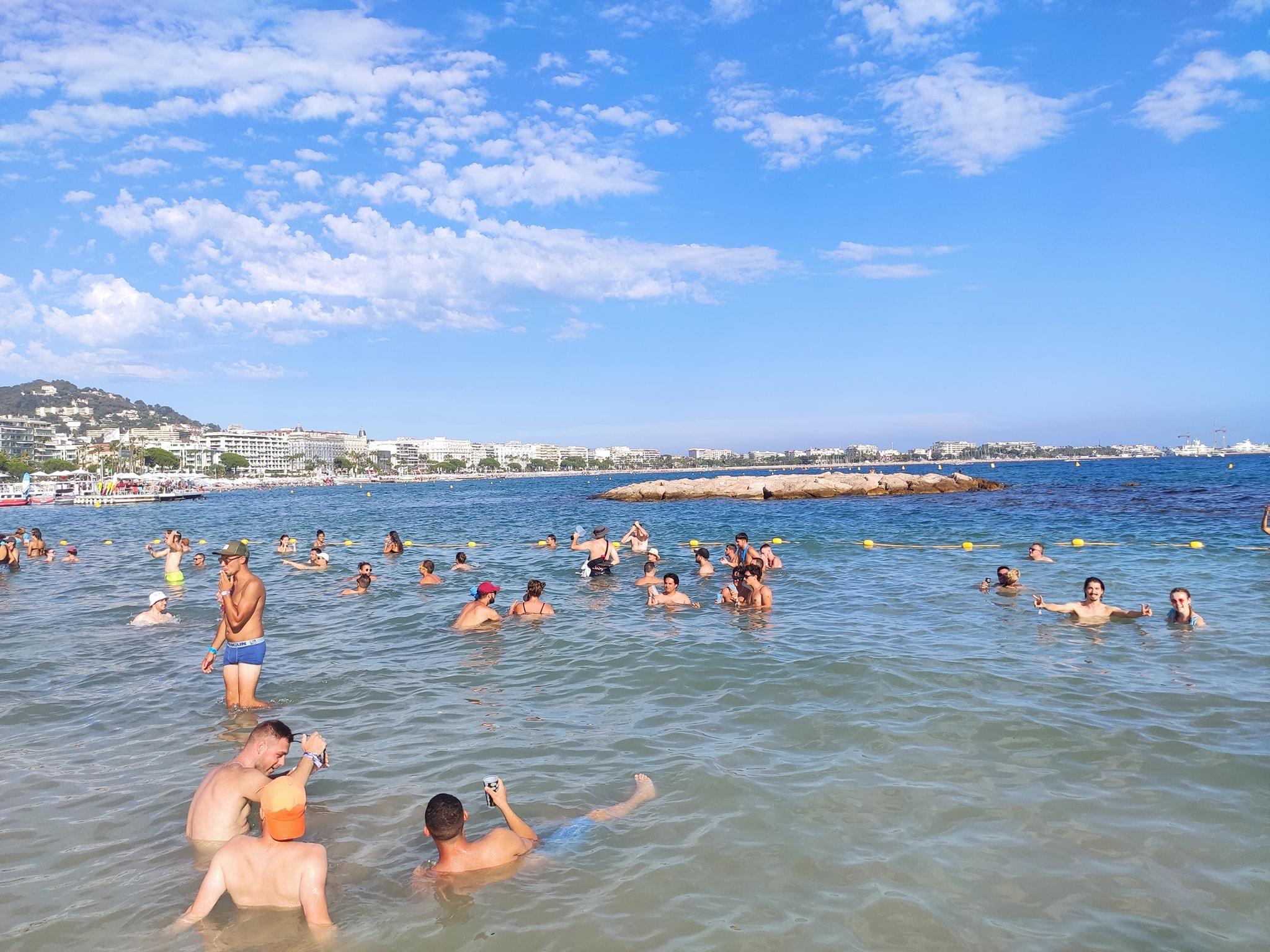 Festivaliers dans l'eau - Les Plages électroniques 2022