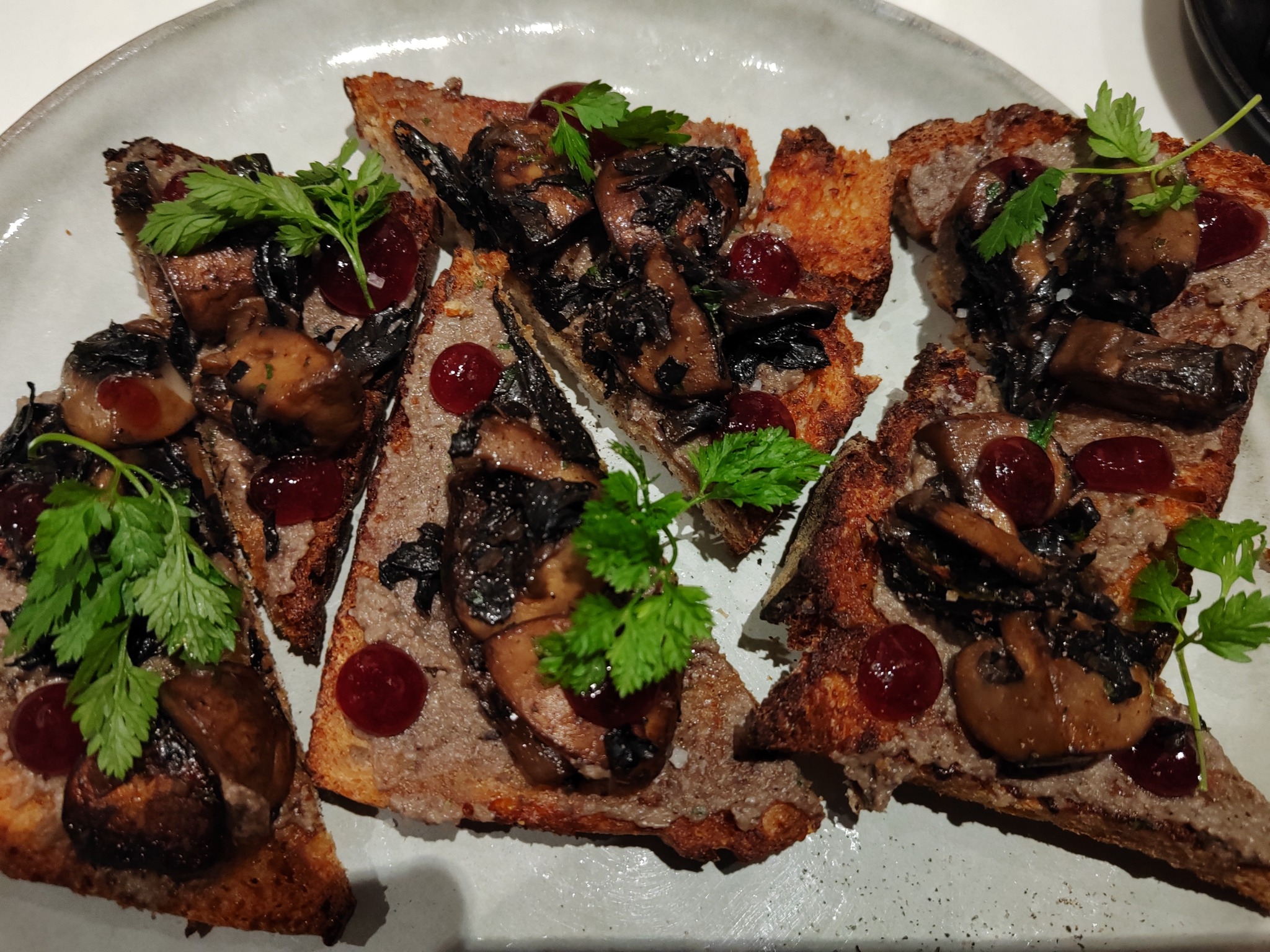 Drinks & Co Store Paris - Grande tartine de campagne toastée avec ses trompettes de la mort de sa gelée de Lillet rouge
