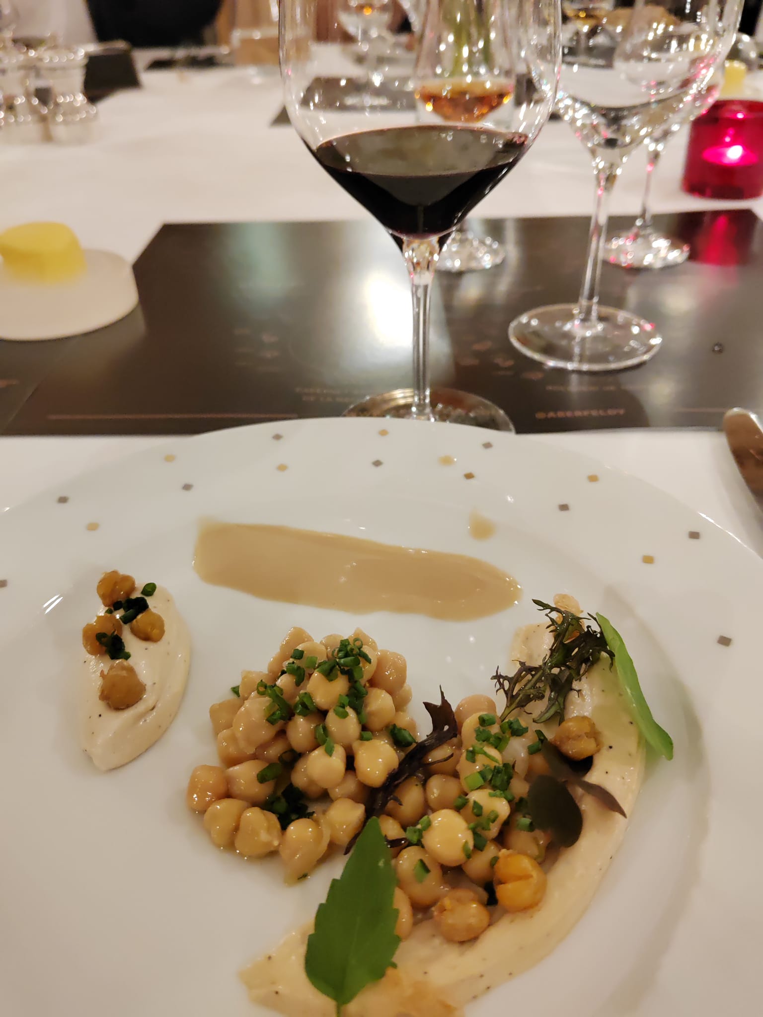 Pois chiche, foie gras brioché et tahini, au Plaza Athénée à Paris