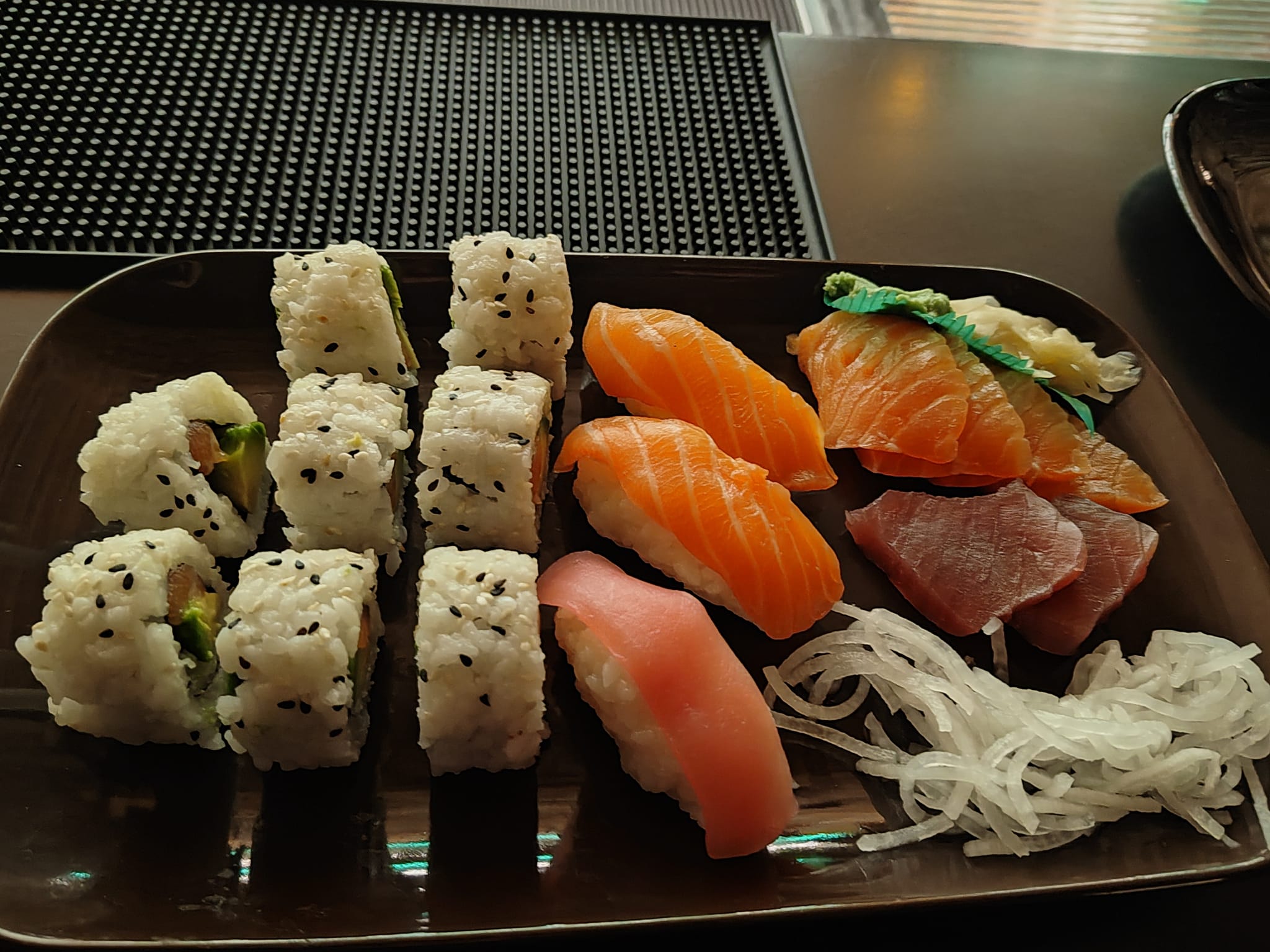 Plateau de sushi et de makis