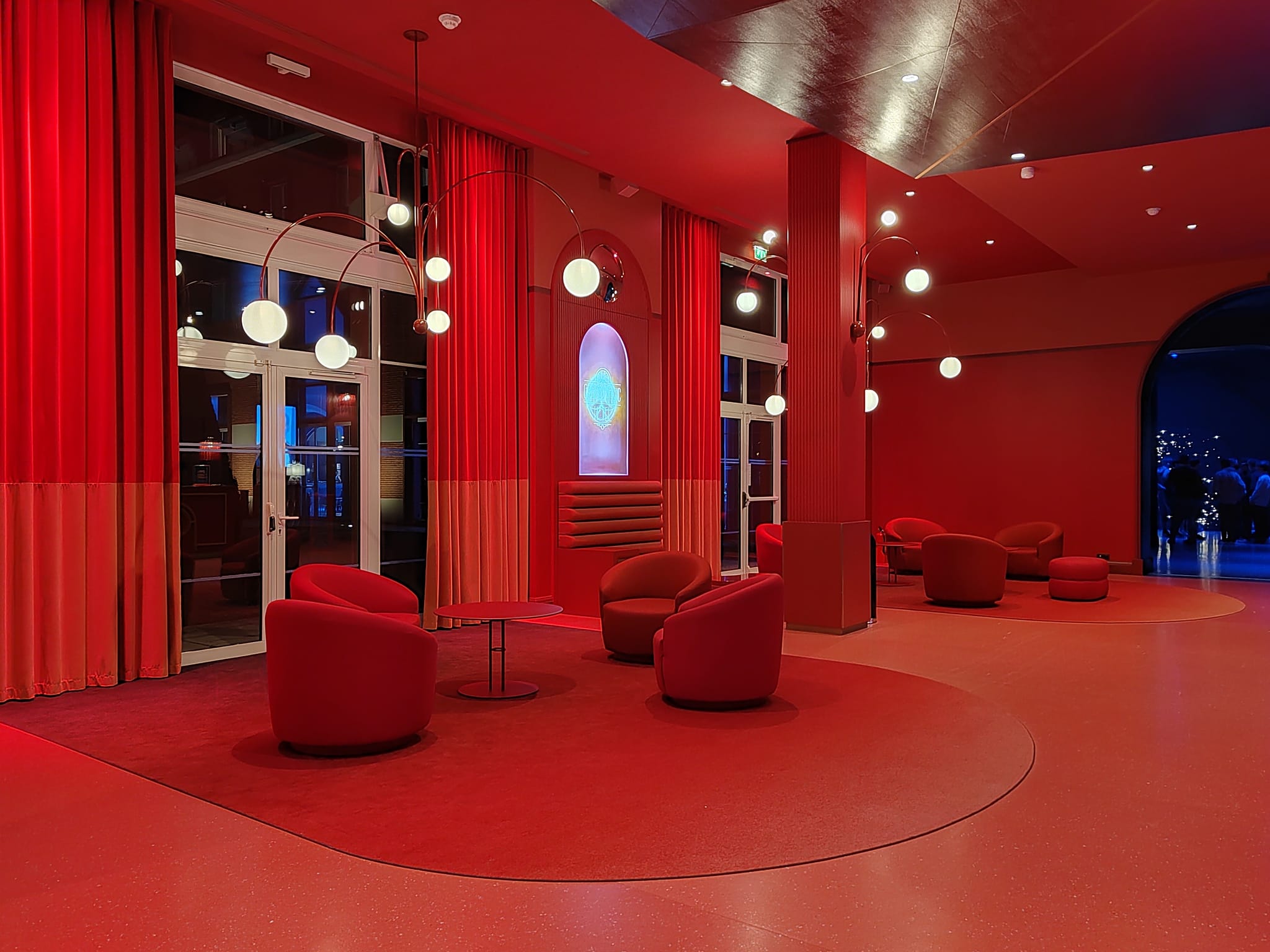 Grand Magic Hotel - Lobby rouge