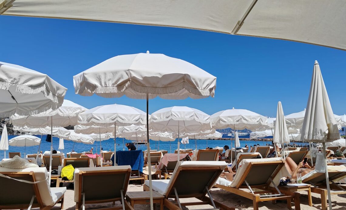 Plage avec transats - La Plage Blanche (Théoule-sur-Mer)