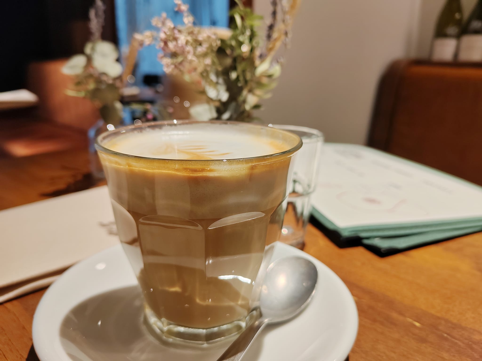 Café latte dans le lobby de l'hôtel Kraft (Paris 15)