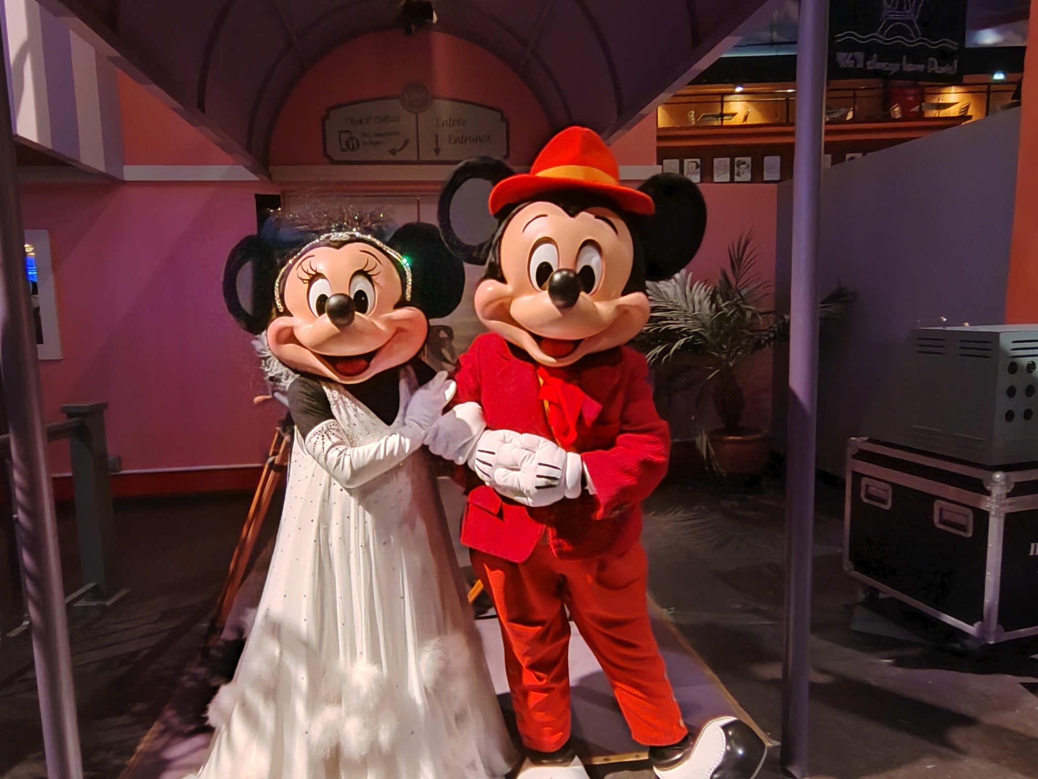 Mickey et Minnie à Disneyland Paris, couple en costume