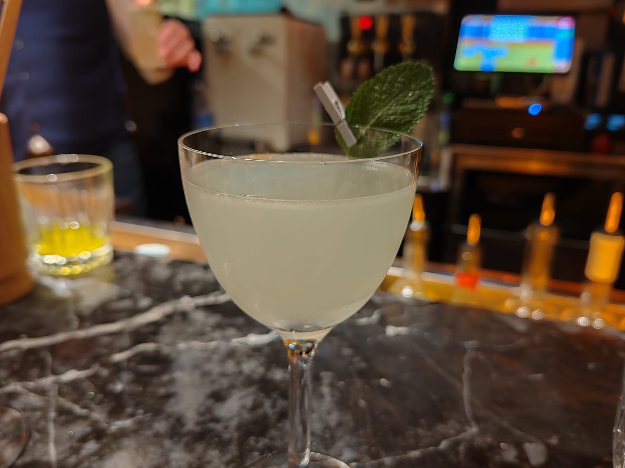 Cocktail Gimme gimme: vodka saveur thé à la menthe, jus de citron vert frais, sirop de sucre simple