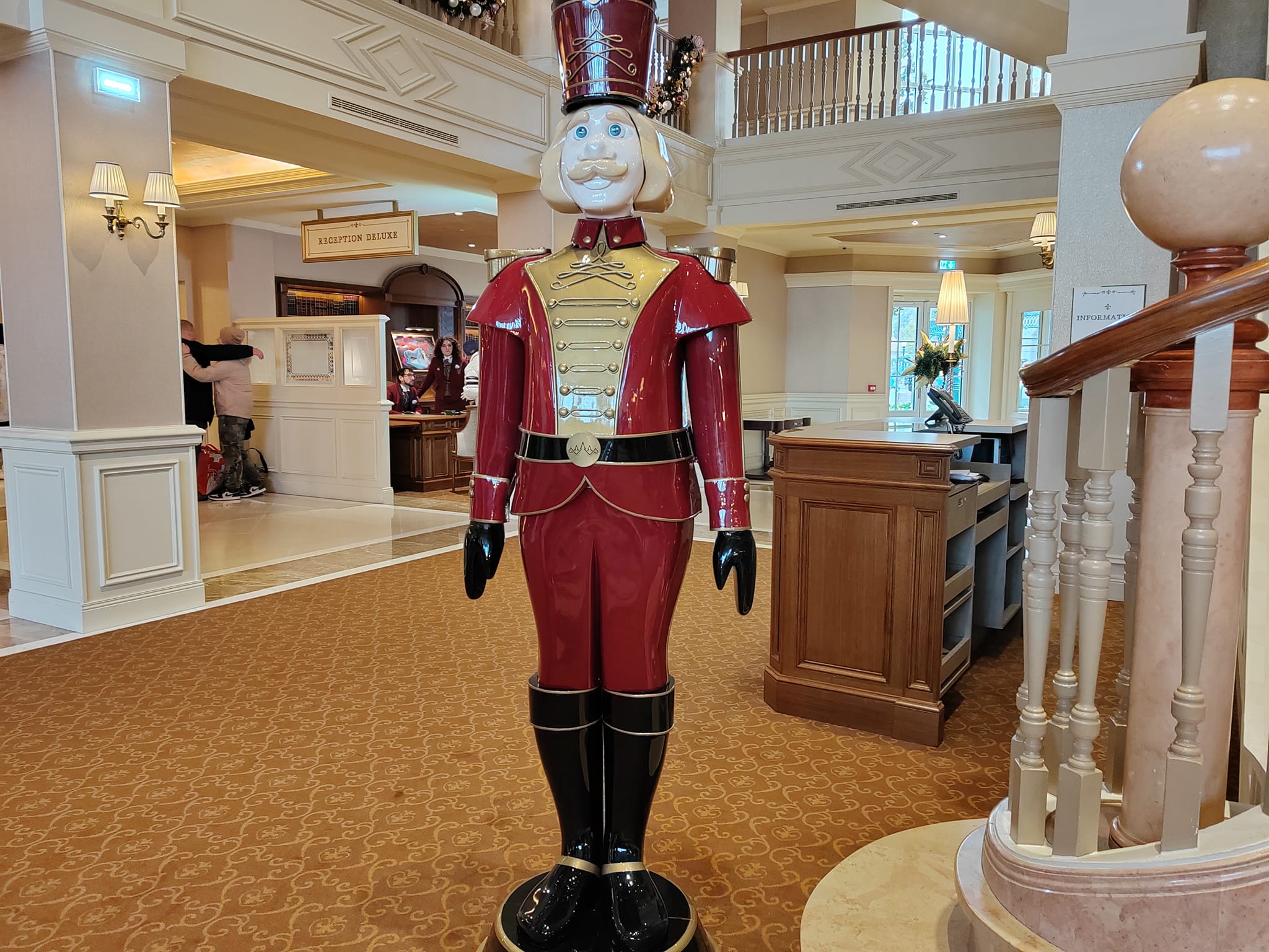 Statue au Disneyland Hotel - Noel enchanté Disney 2024