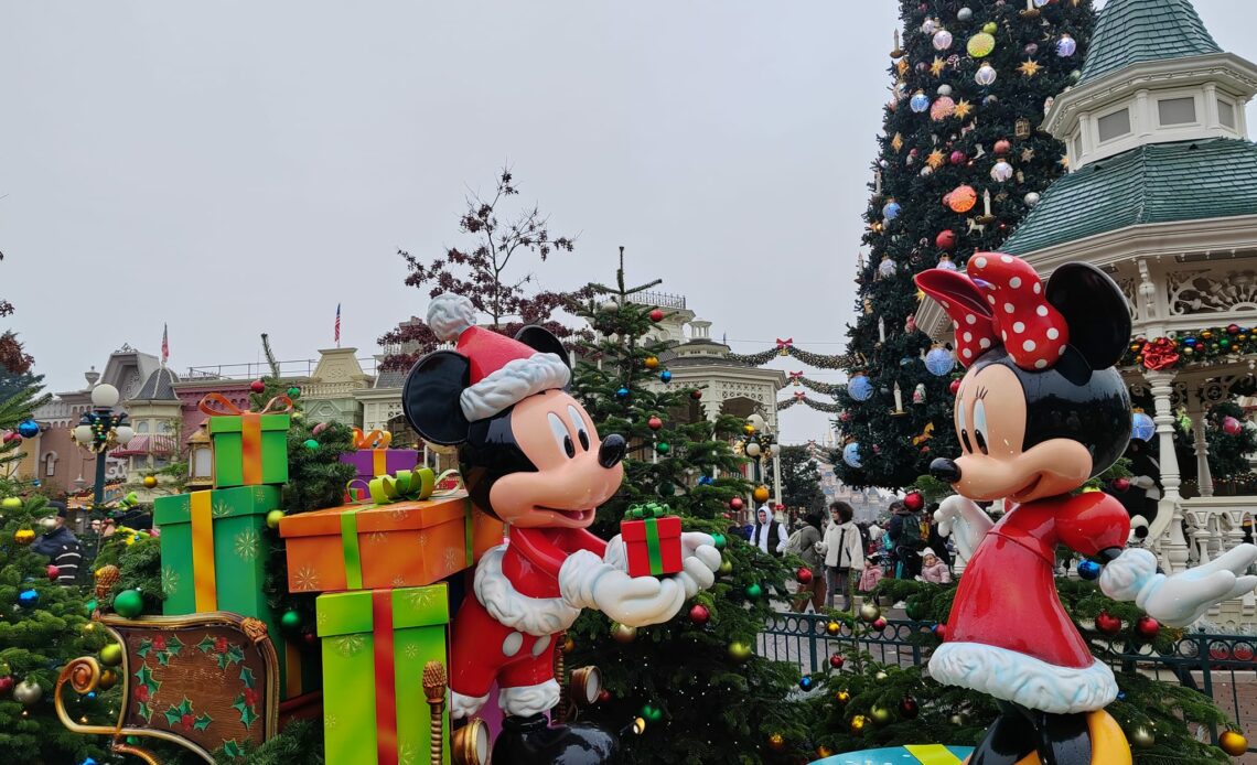 Mickey et Minnie au Parc Disneyland - Noel enchanté Disney 2024