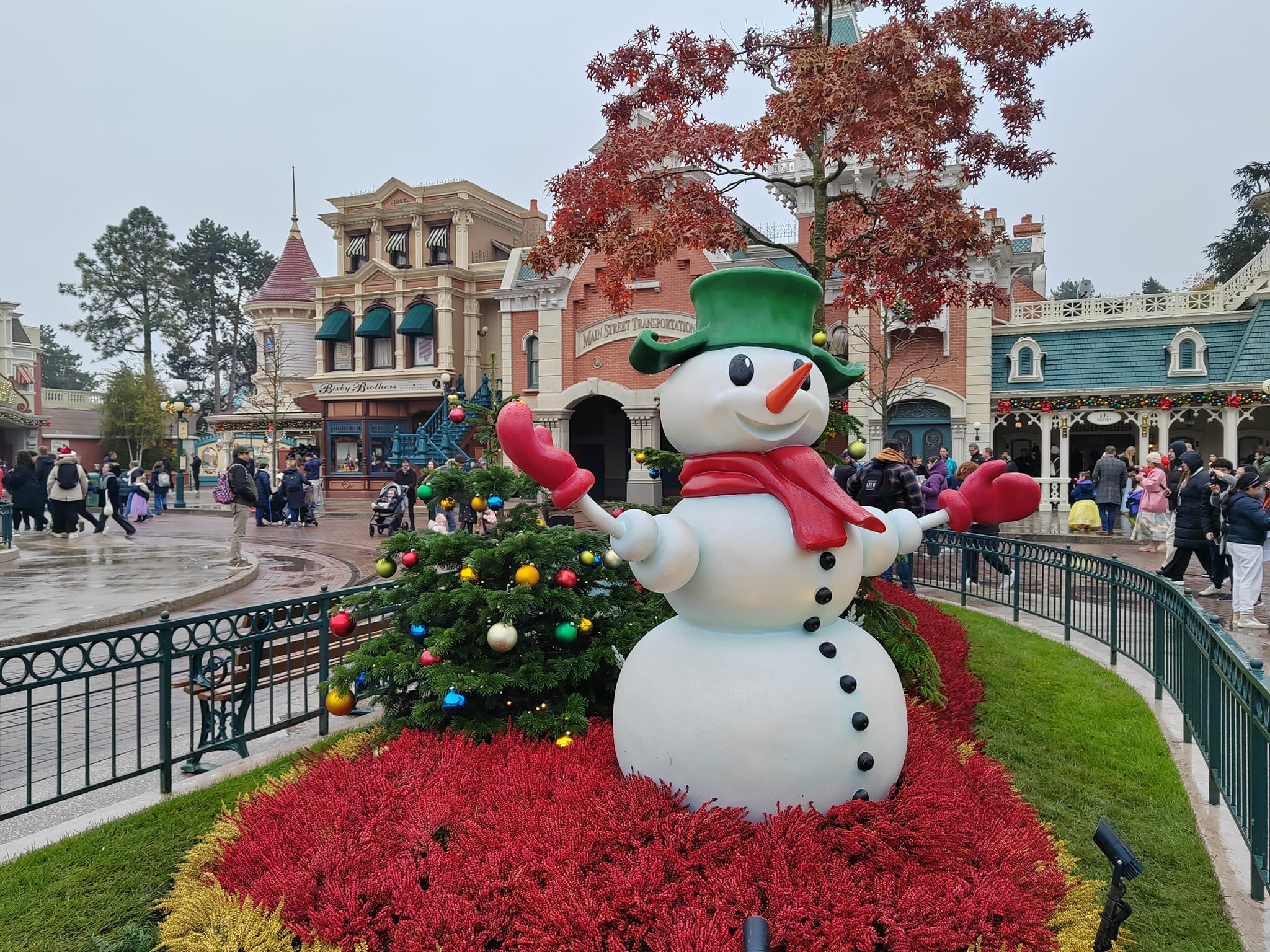 Bonhomme de neige - Les statues de Noel (personnages) au Parc Disneyland - Noel enchanté Disney 2024