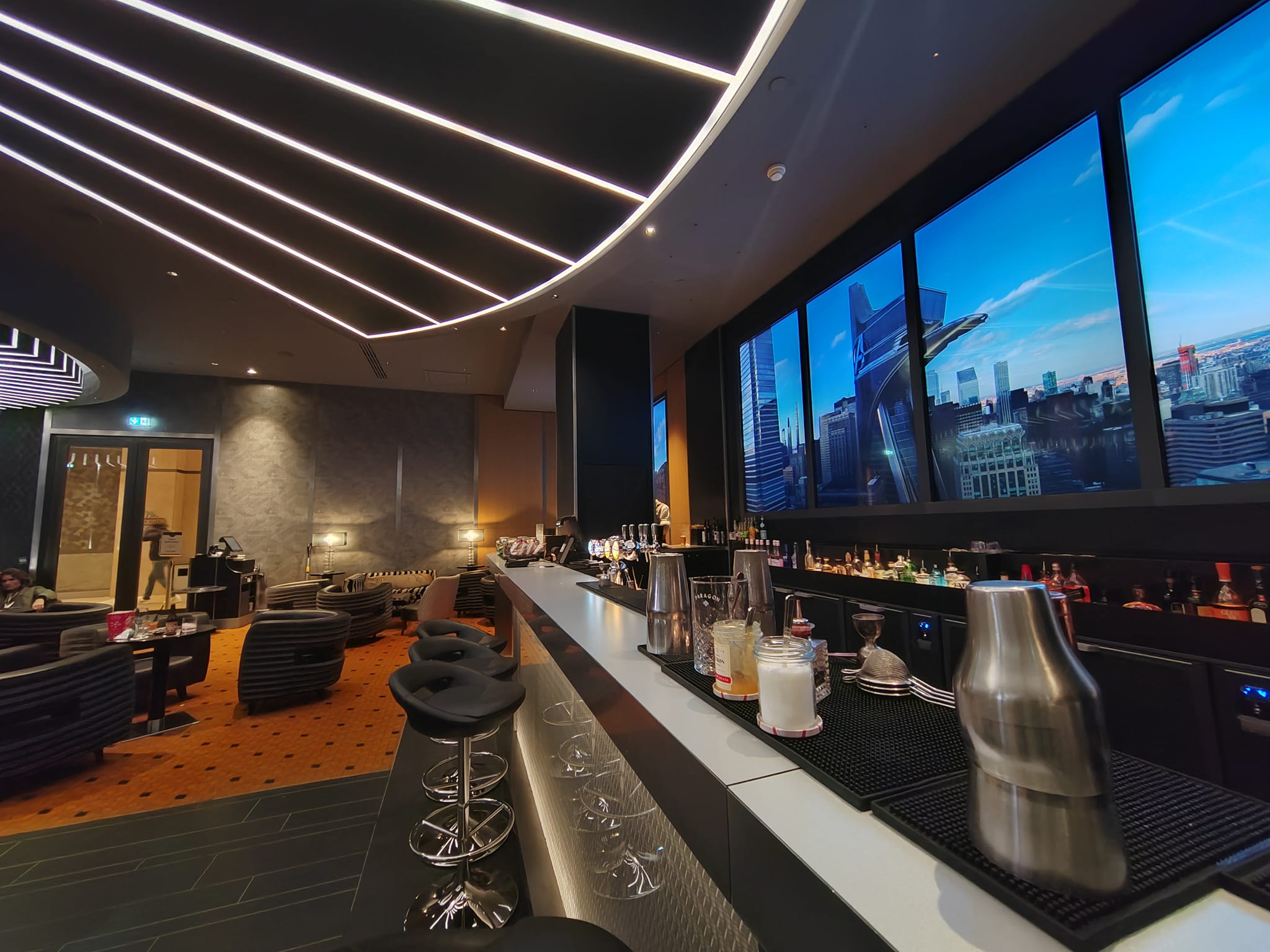 Skyline Bar - Bar de l'hôtel New York - The Art of Marvel - Disneyland Paris