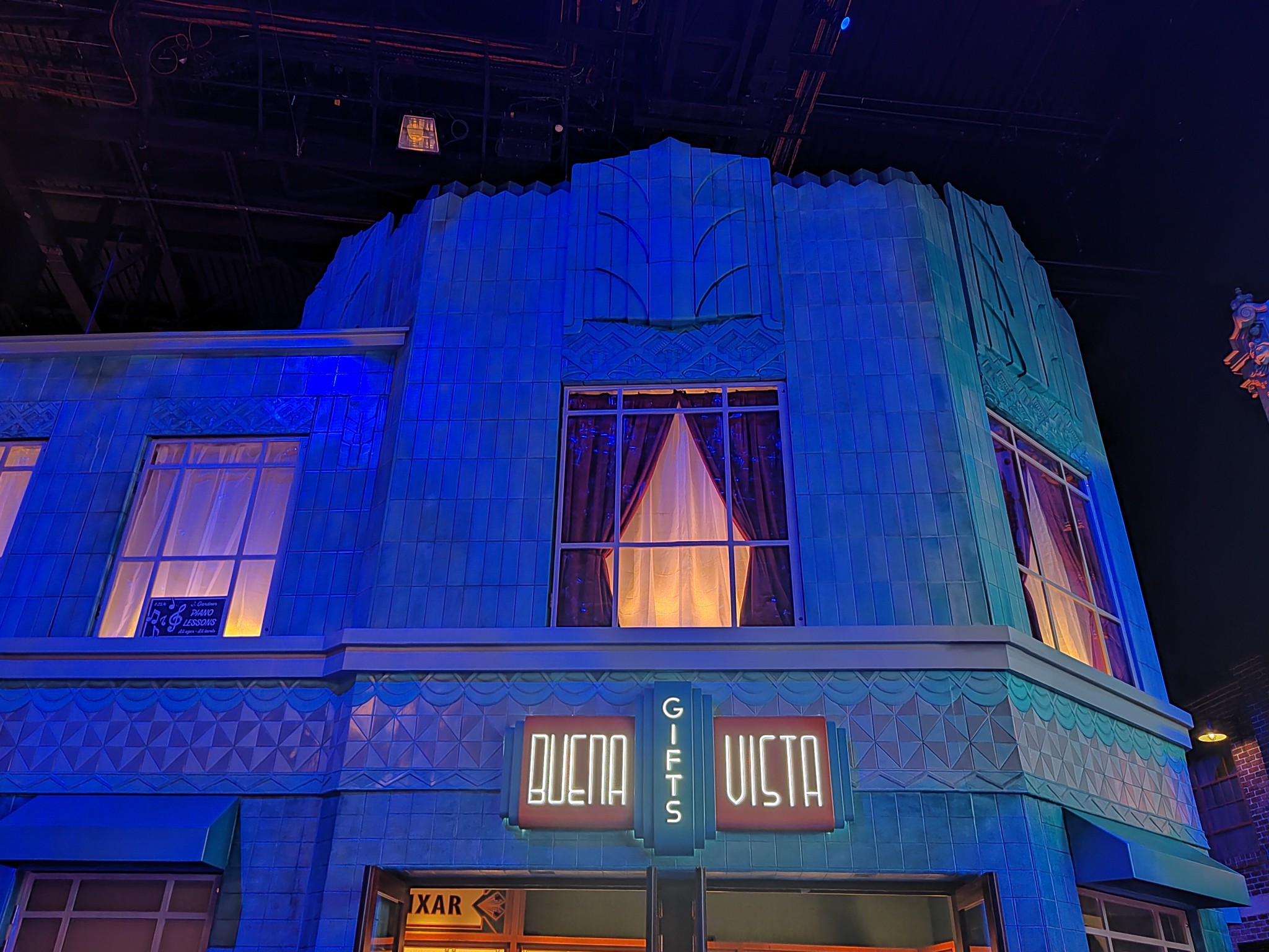 World Premiere - Disneyland Paris - Façade intérieure, flanc gauche - Buena Vista