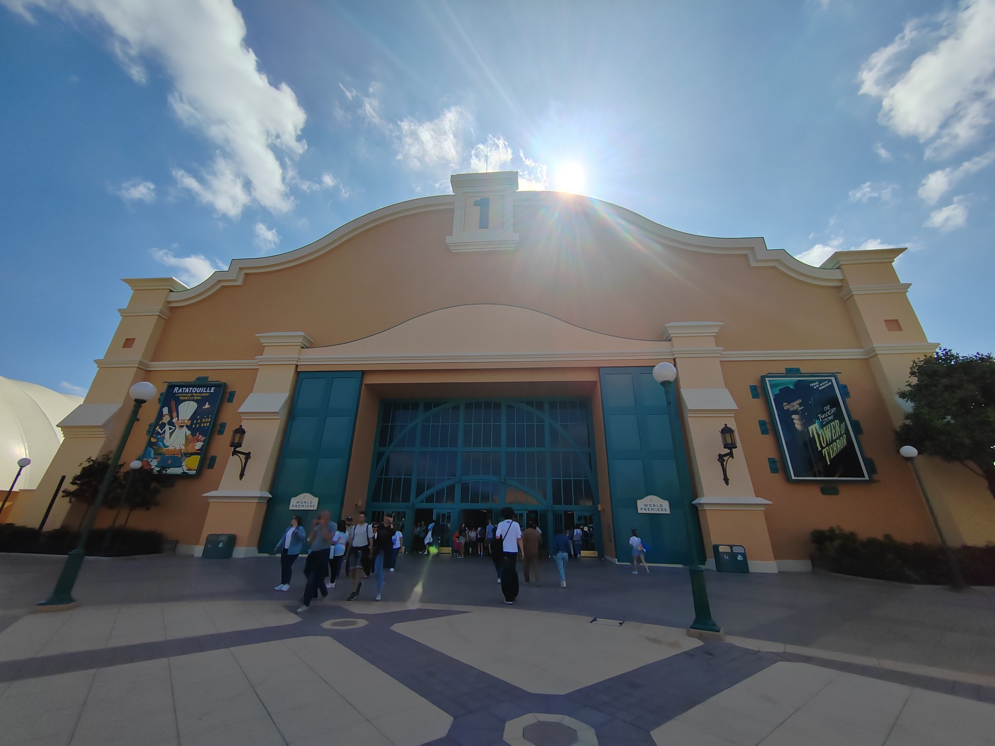 World Premiere - Disneyland Paris - Vue depuis l'entrée place des Frères Lumière (Front Lot)