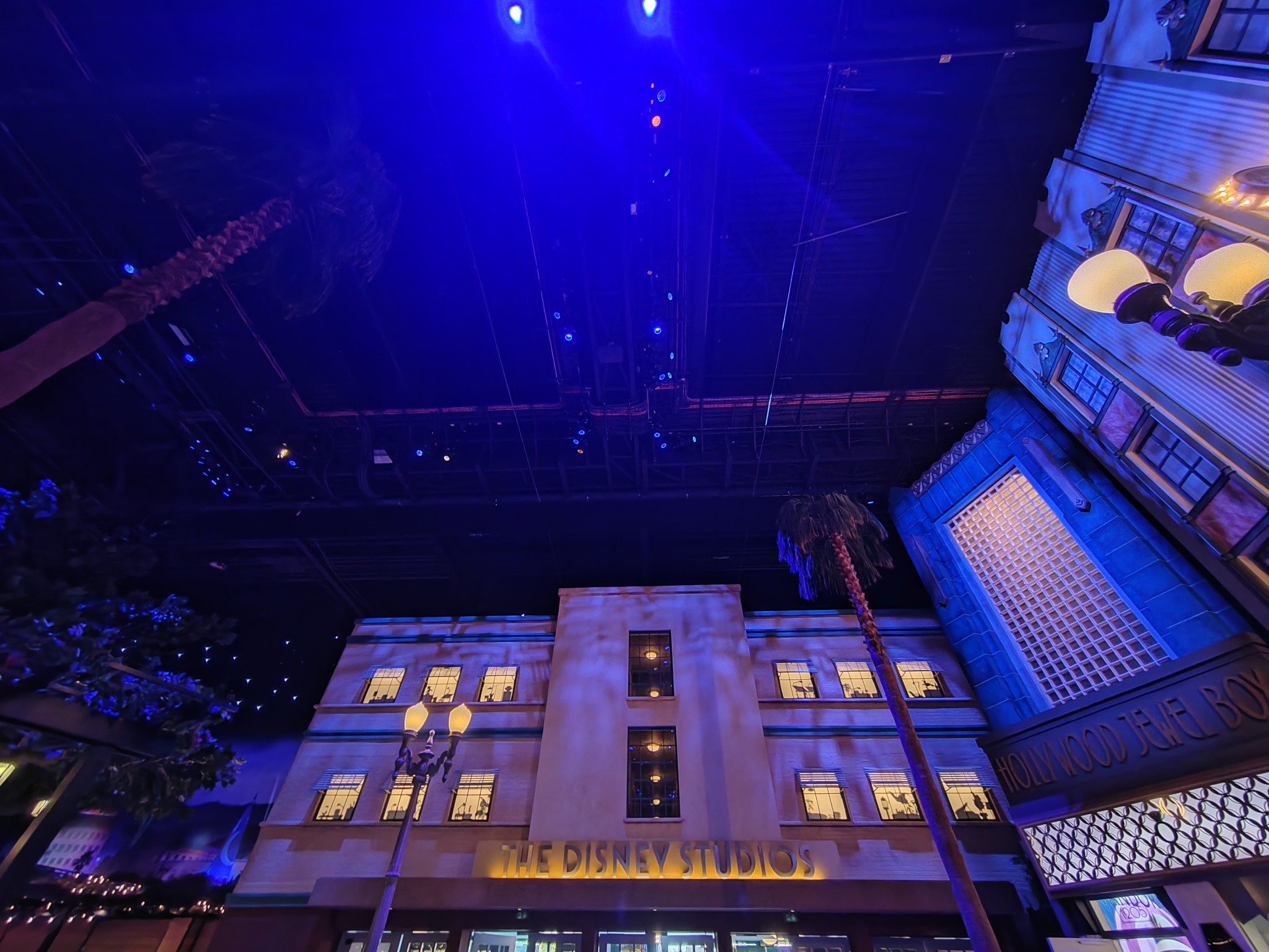 World Premiere - Disneyland Paris - Vue depuis l'intérieur du hangar - The Disney Studios