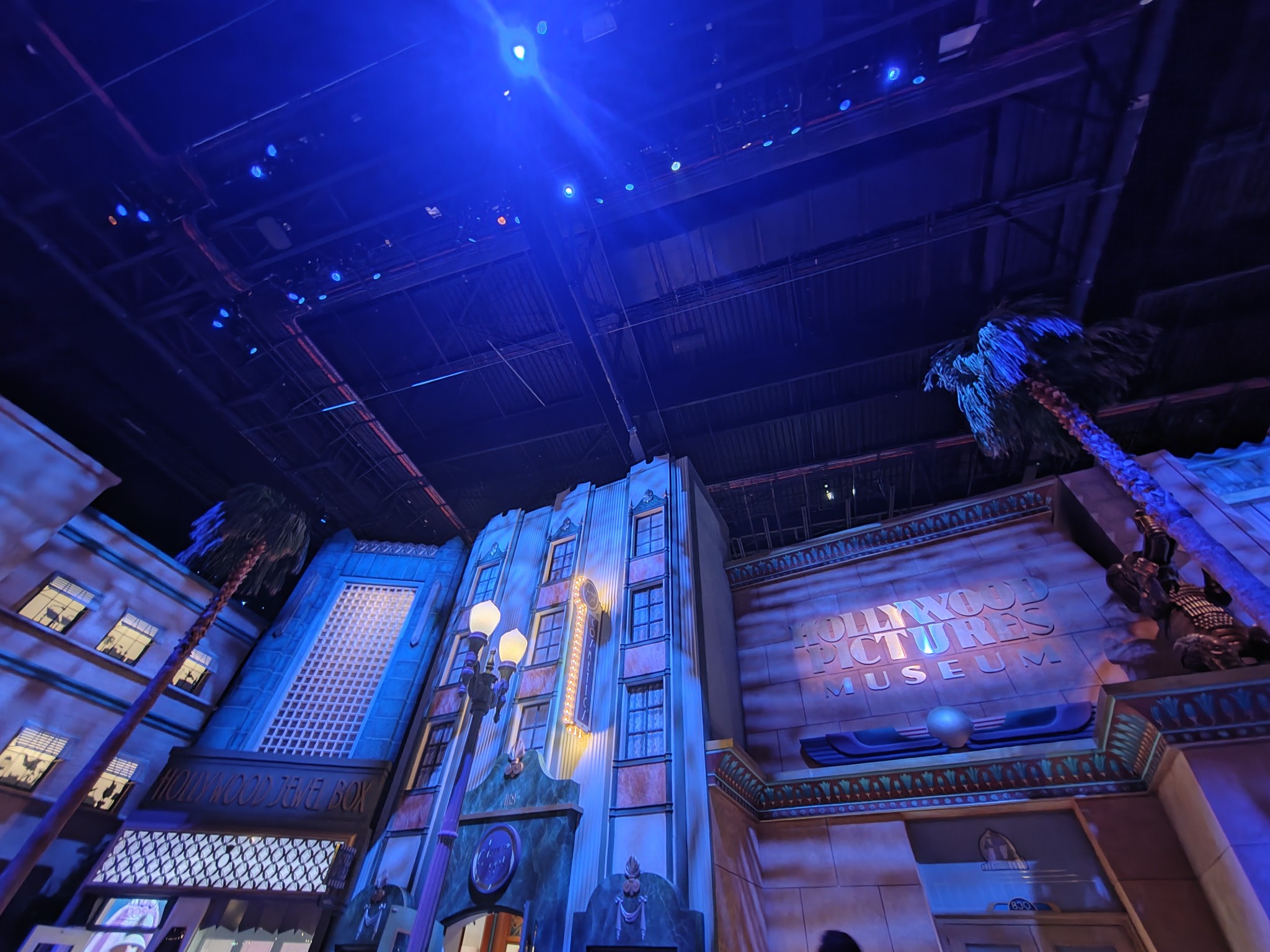 World Premiere - Disneyland Paris - Façade intérieure, flanc gauche