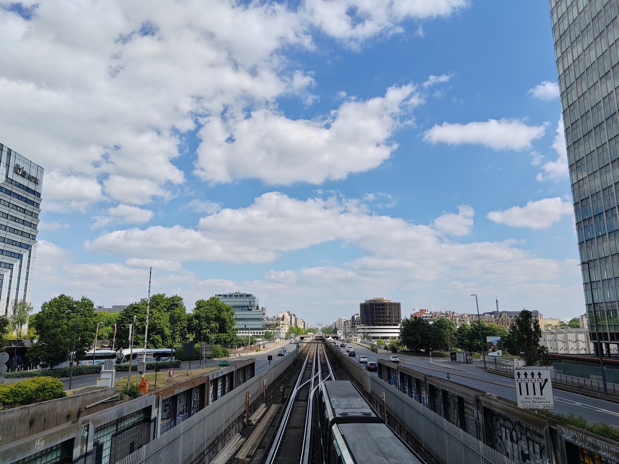 Vue du métro sur Paris, vers l'Arc de Triomphe, depuis La Défense