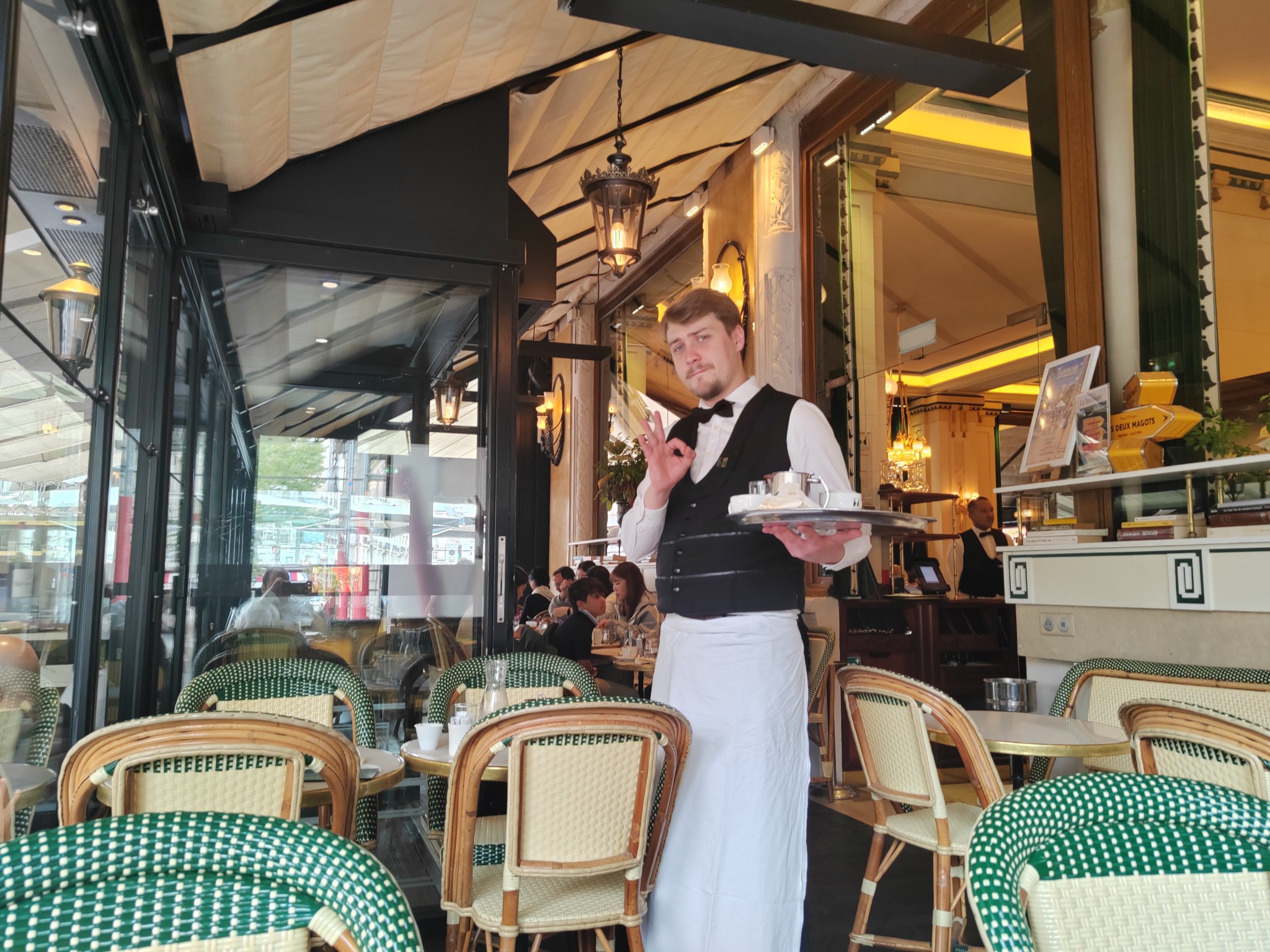 Gabin - Garçon de café en costume - Les Deux Magots