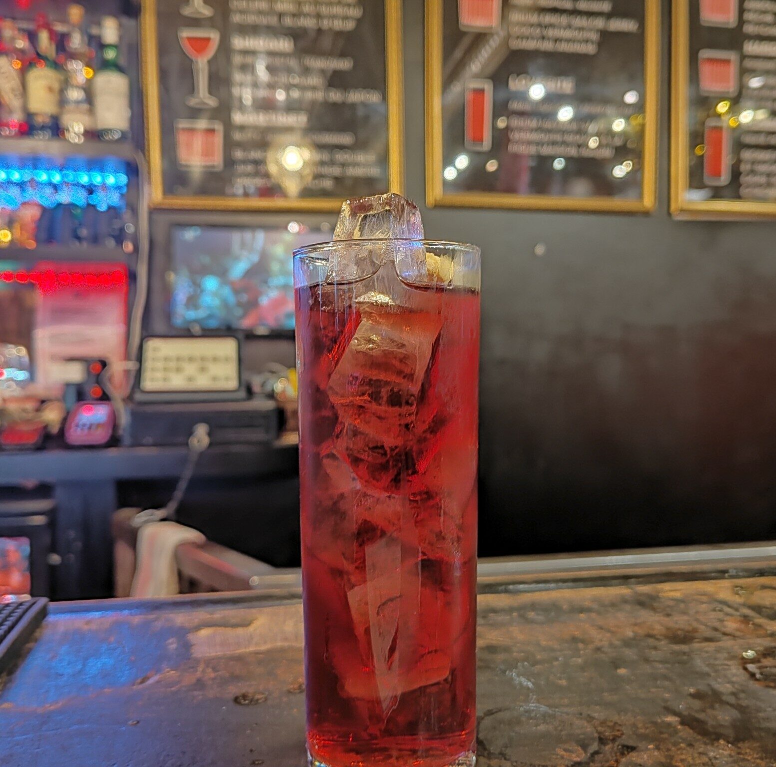 Lipstick - Bar à cocktails, Pigalle (Paris) - Lovebites (été 2025)