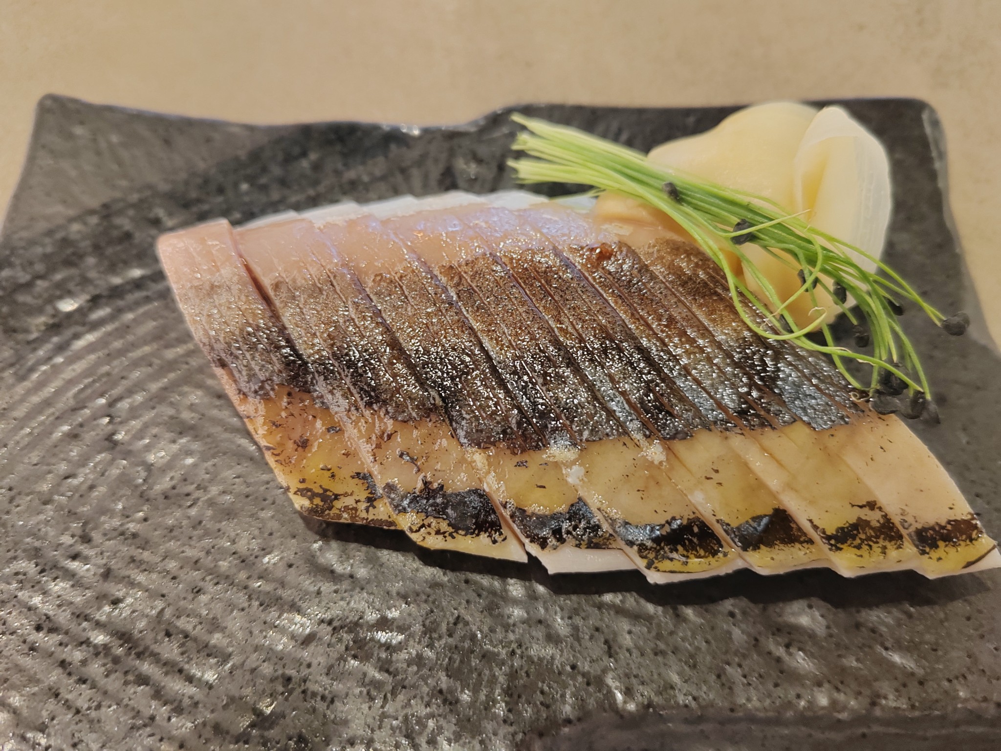 Aburi shime saba : maquereau vinaigré et grillé, gingembre et sauce soja. Fin de cuisson en marinade. Grillé au chalumeau. Servi mi-cuitx doux, légèrement vinaigré.