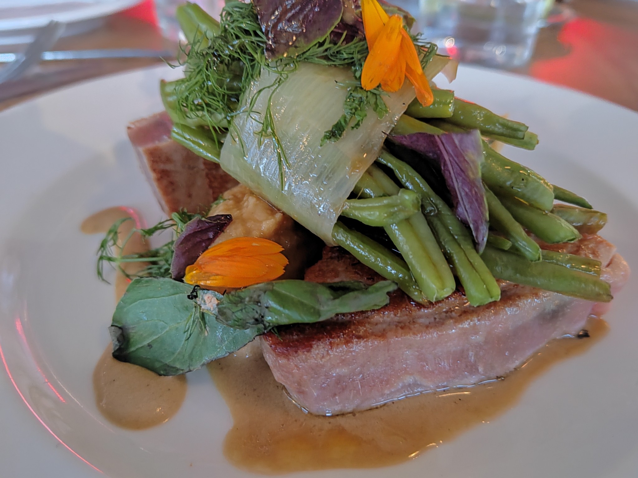 Thon mi-cuit, purée de pois chiches, haricots verts - Restaurant Facette - Péniche Le Mazette - Quai de la Rapée - Paris 12e