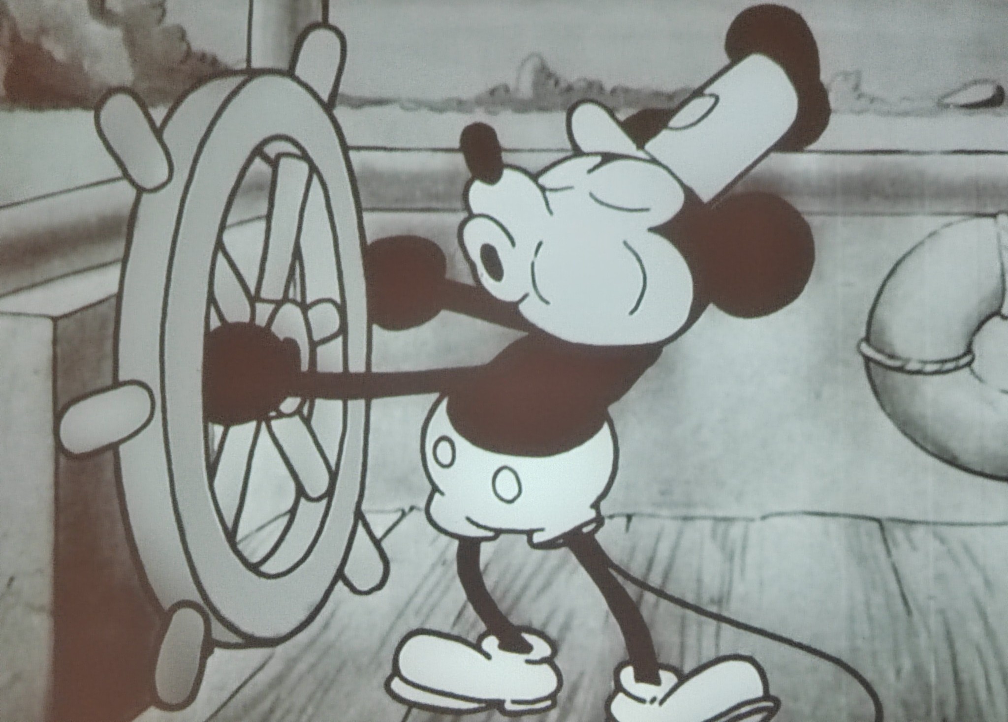 Mickey Mouse dans Steamboat Willie, en 1928 (Disney 100 : l'exposition)