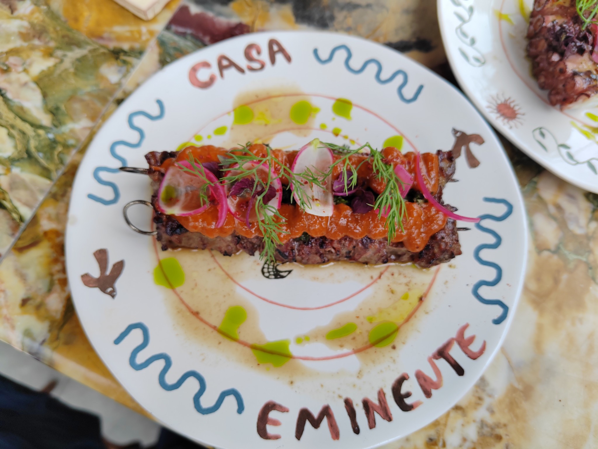 Brochette de paleron de bœuf tranché - Rooftop Eminente au Drawing Hotel - Paris, été 2025