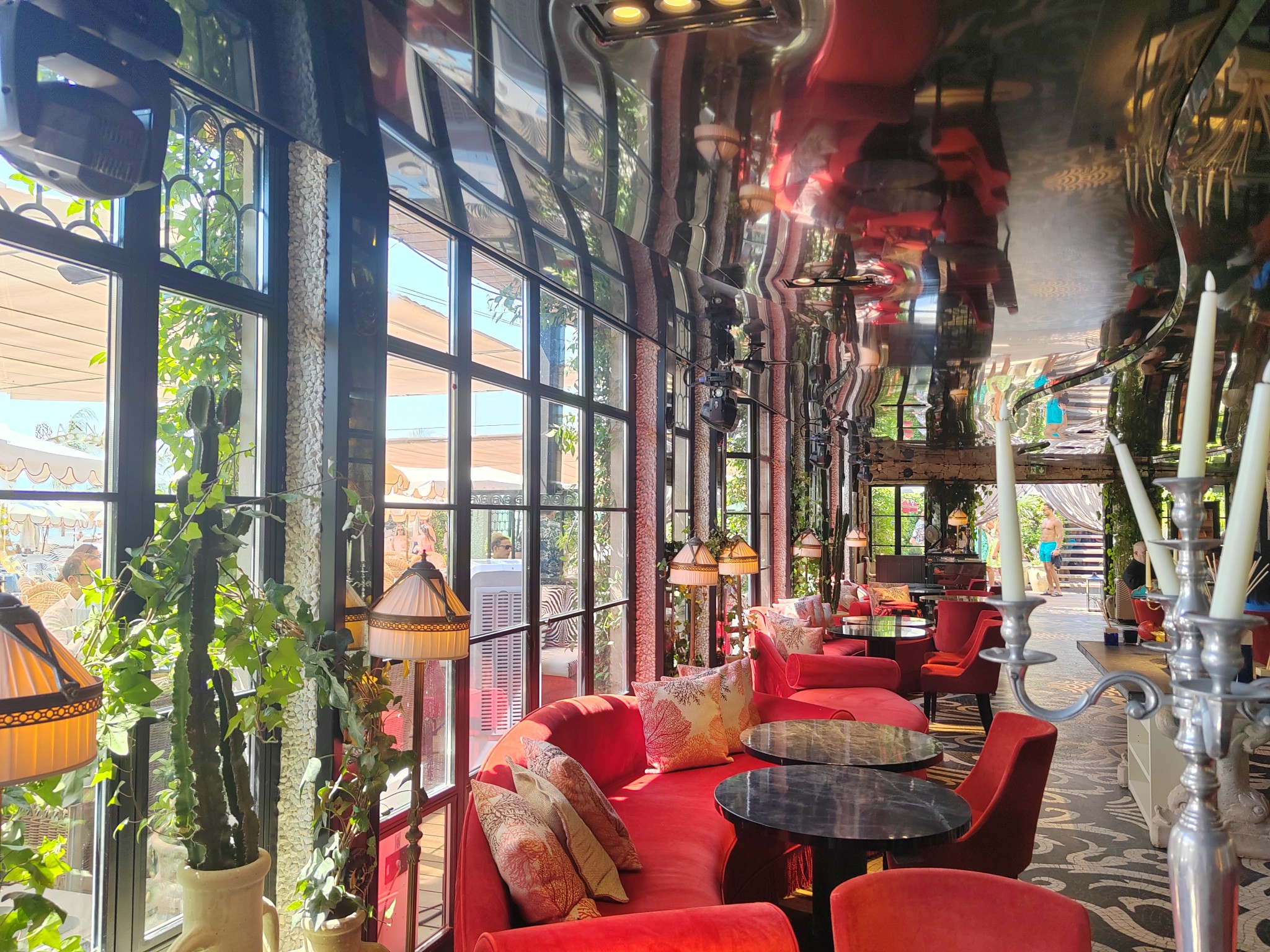 Salle du restaurant intérieur par Jacques Garcia - L'Annex (plage privée à Cannes)