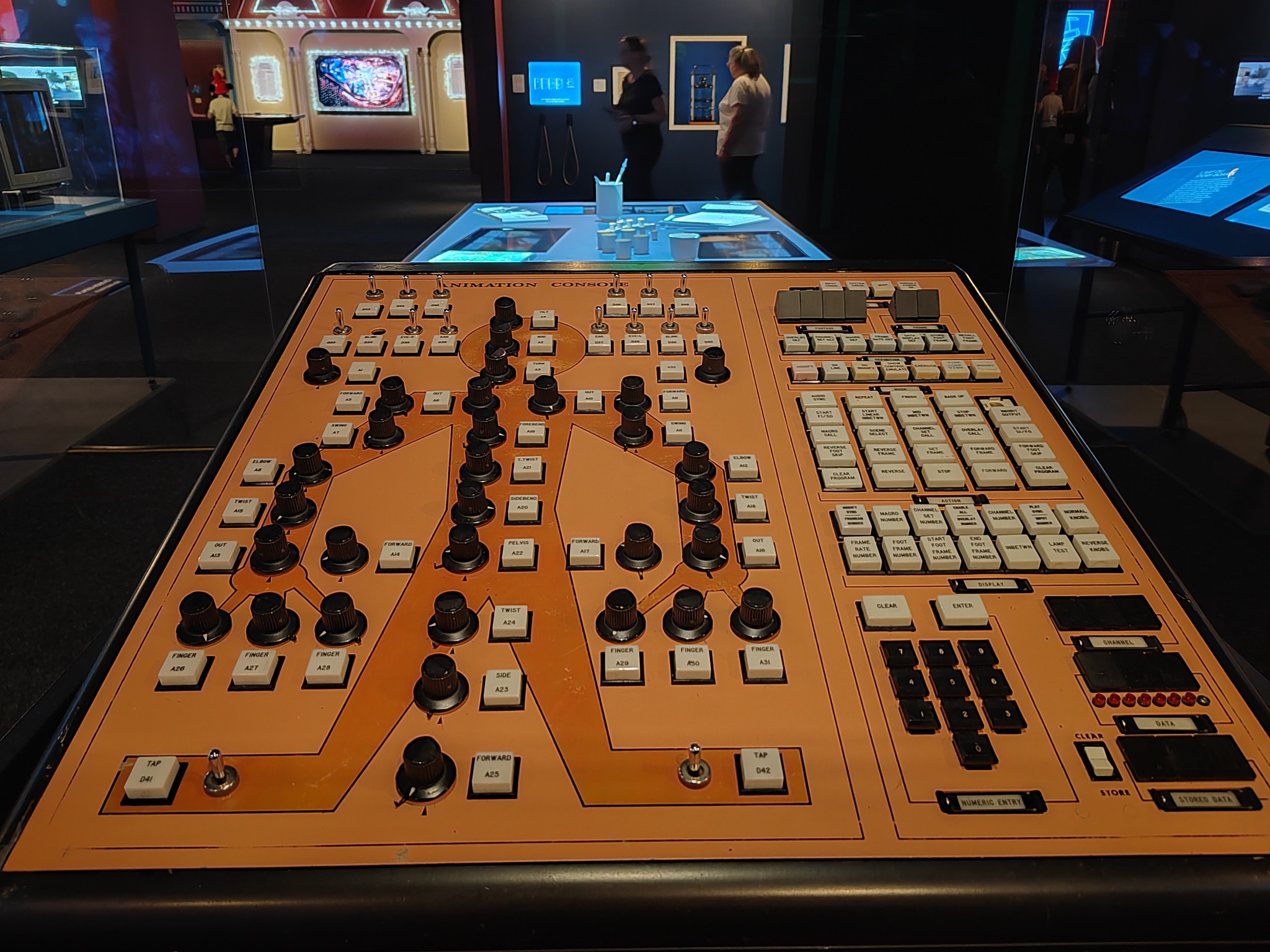 Une ancienne console de programmation d'animation Audio-Animatronics (Disney 100 : l'exposition)