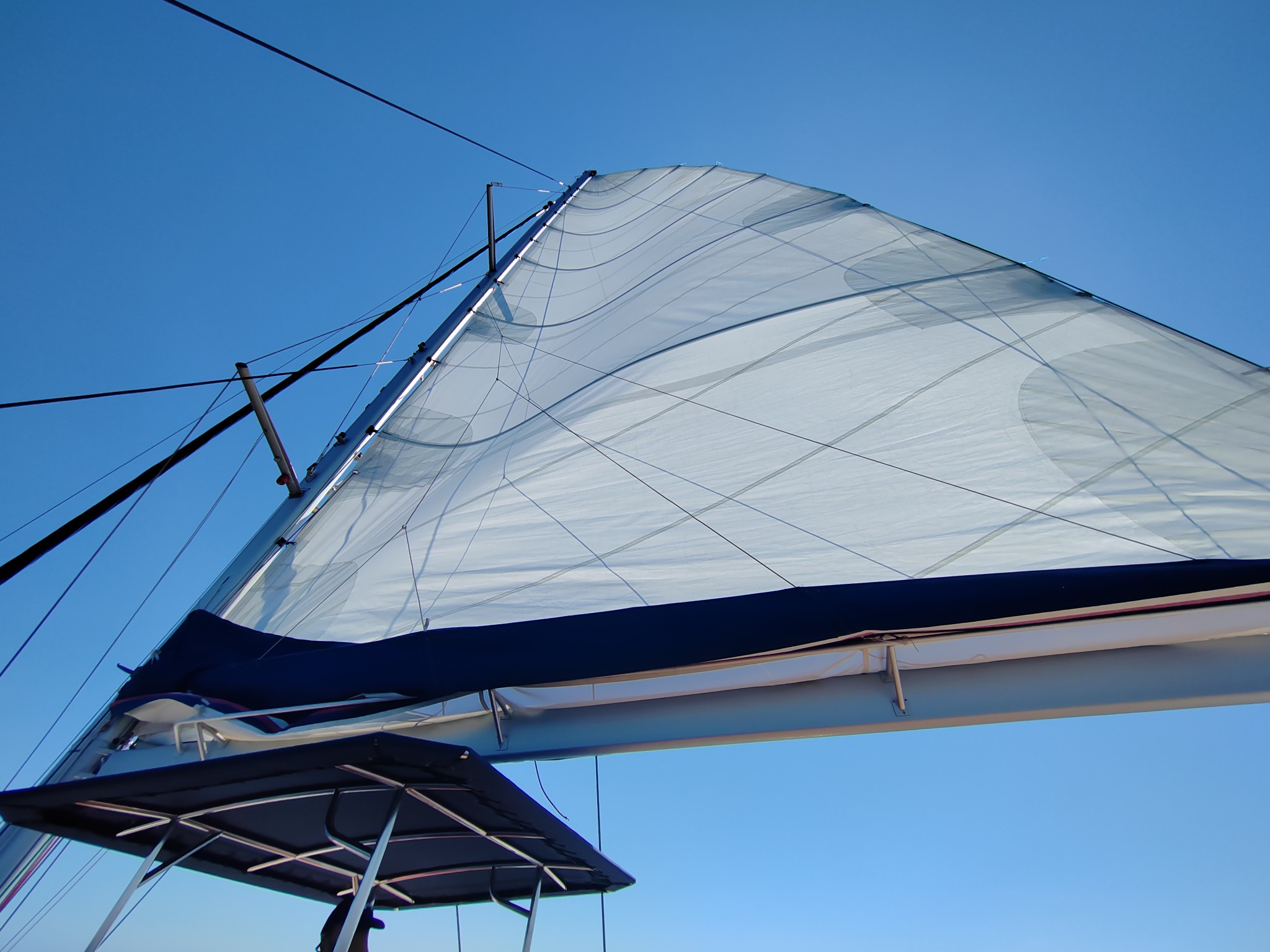 Déploiement de la voile - Baïla, maxi-catamaran d'AMC Cape Grace, au départ de Saint-Raphael