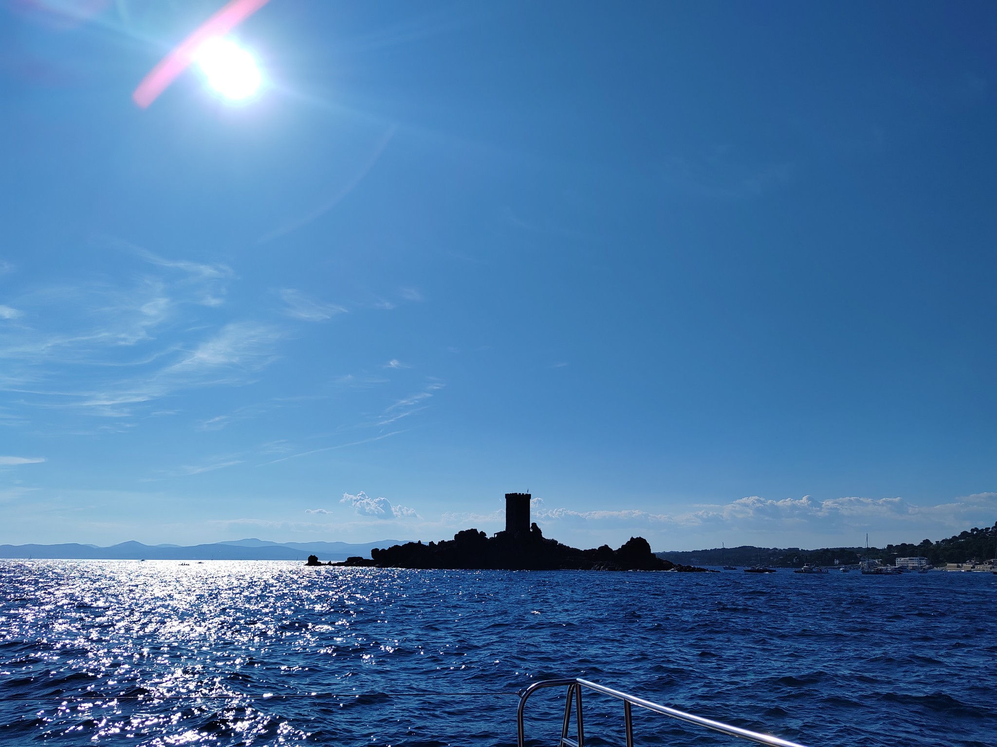 L'ile d'Or, à Saint-Raphaël (Var), vue depuis un catamaran AMC Cape Grace