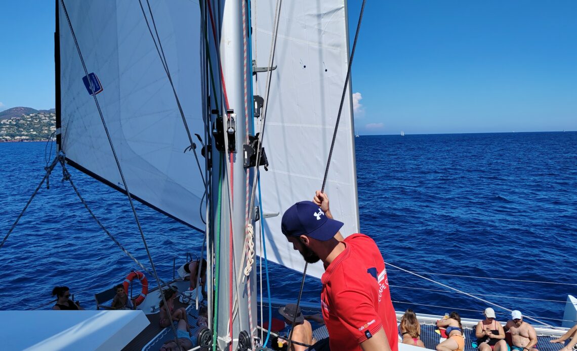 Elliott, second capitaine - Baïla, maxi-catamaran d'AMC Cape Grace, au départ de Saint-Raphael