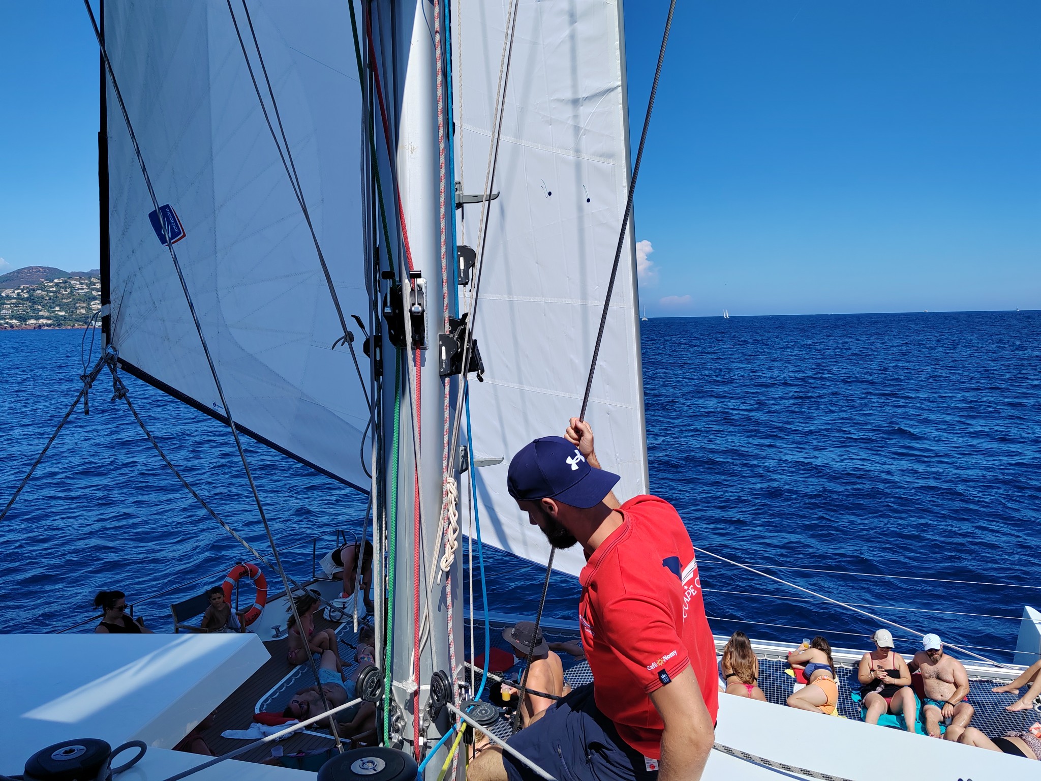 Elliott, second capitaine - Baïla, maxi-catamaran d'AMC Cape Grace, au départ de Saint-Raphael