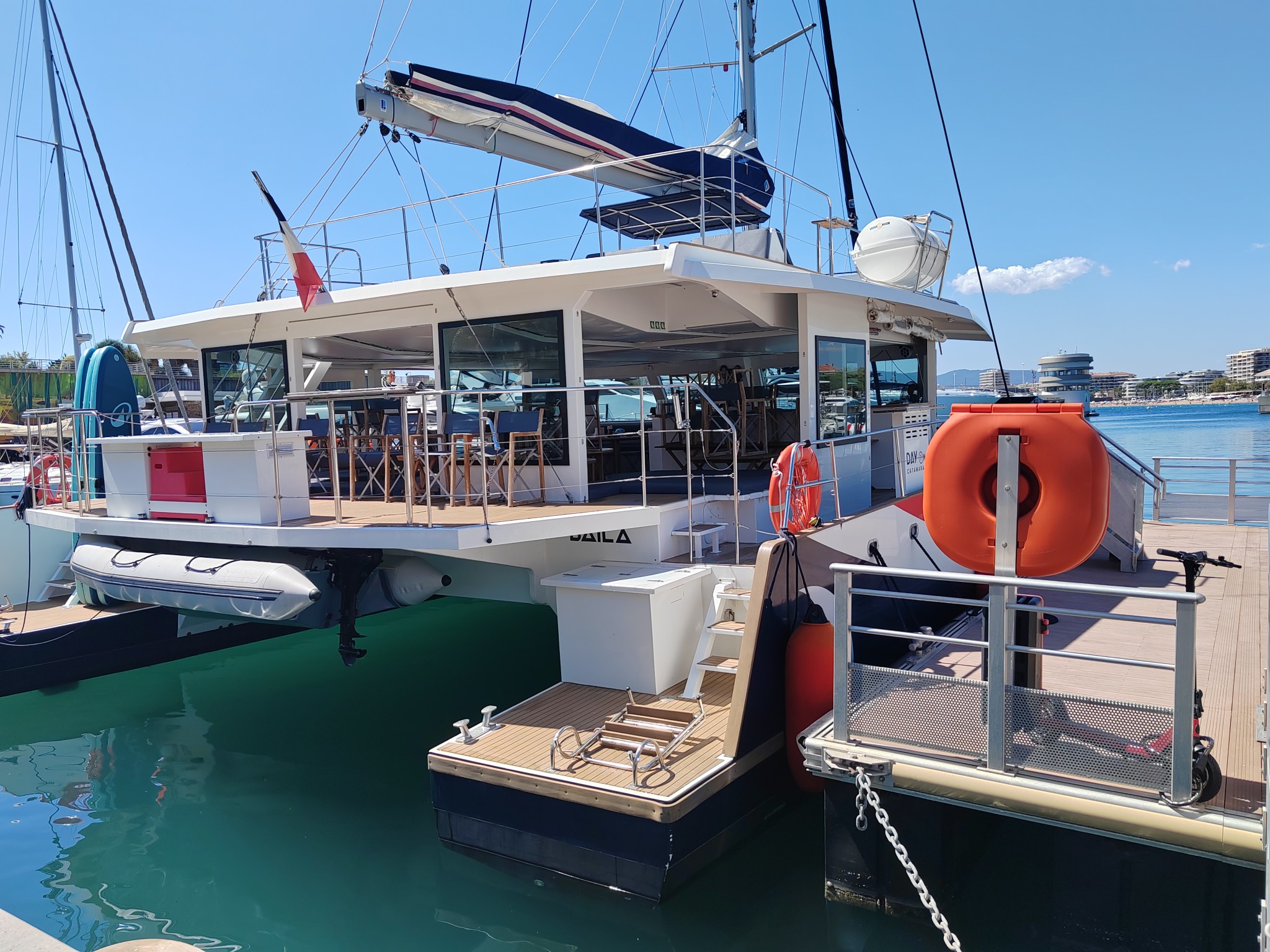 Baïla, maxi-catamaran d'AMC Cape Grace, au départ de Saint-Raphael
