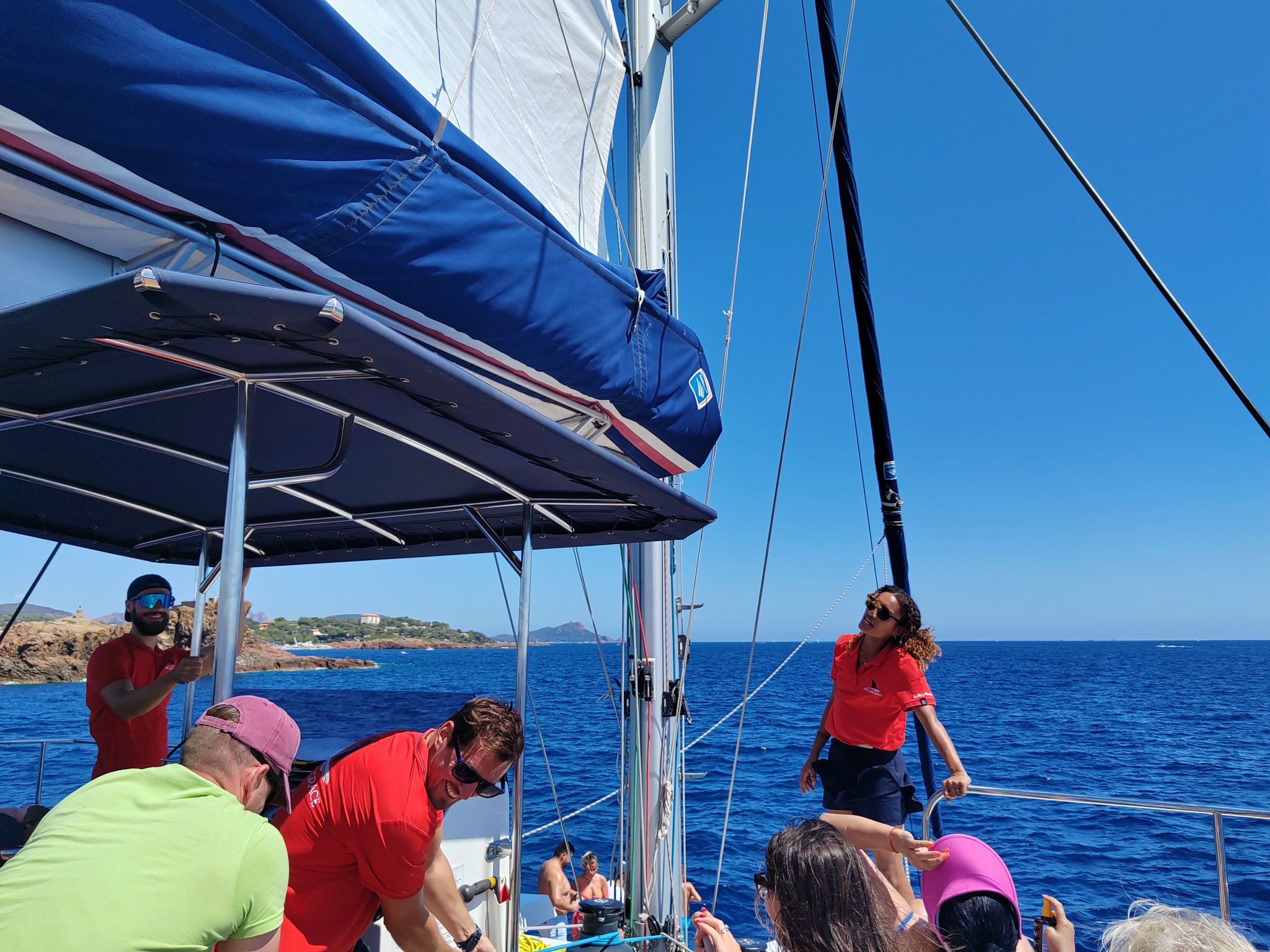 Hisser la voile - Baïla, maxi-catamaran d'AMC Cape Grace, au départ de Saint-Raphael