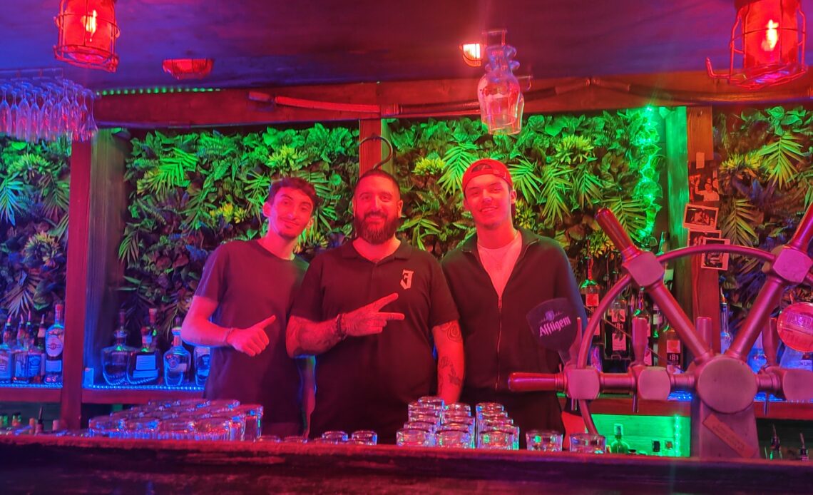 Tom, Myki et Jules - Bar de nuit Le Calypso, Fréjus Plage - Eté 2025