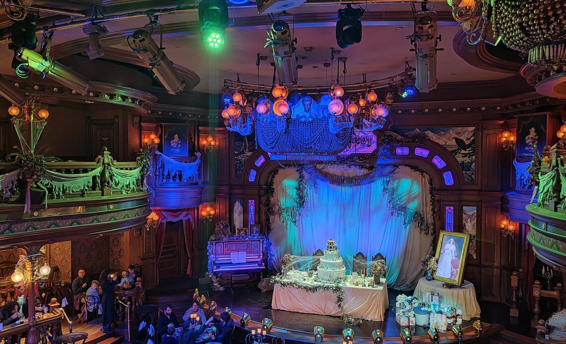 Salle du restaurant - The Unlucky Nugget - Halloween 2025 à Disneyland Paris - Restaurant éphémère à Frontierland