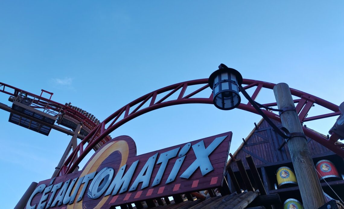 Enseigne de Cétautomatix - Nouvelle attraction 2025 - Parc Astérix