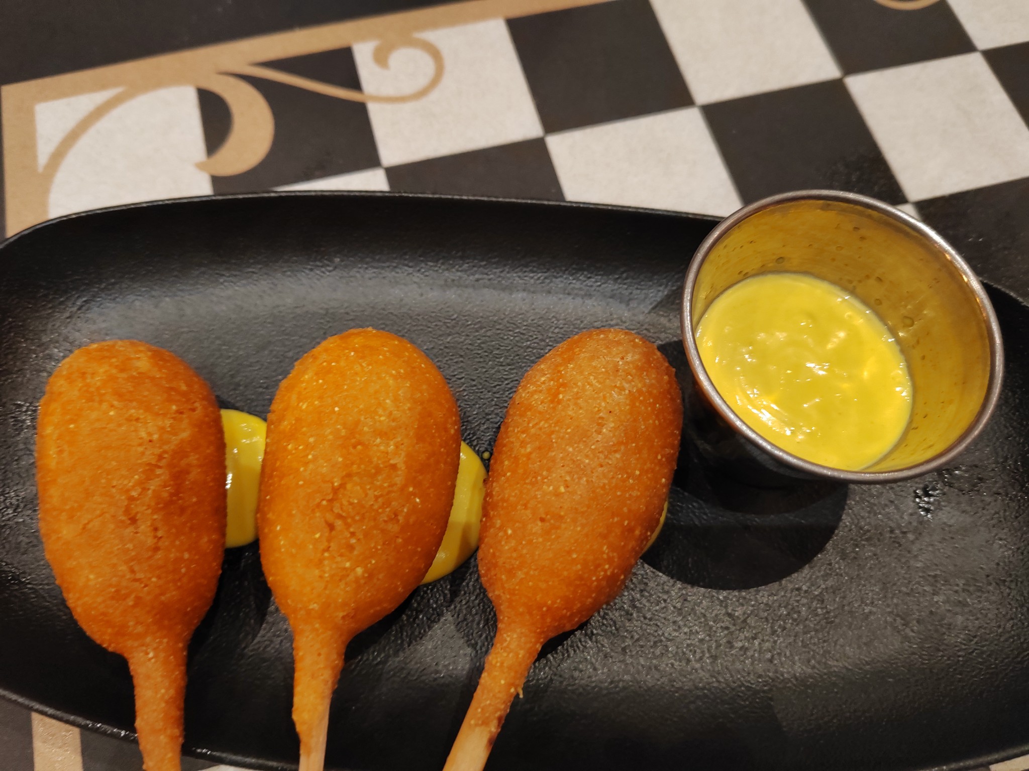 Corn dog - The Royal Pub - Restaurant à Disney Village, pub à Disneyland Paris (automne 2025)