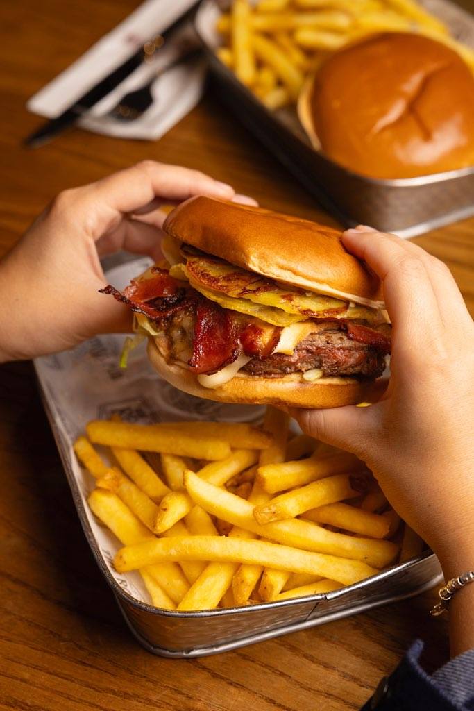 Burger raclette - The Royal Pub - Restaurant à Disney Village, pub à Disneyland Paris (automne 2025)