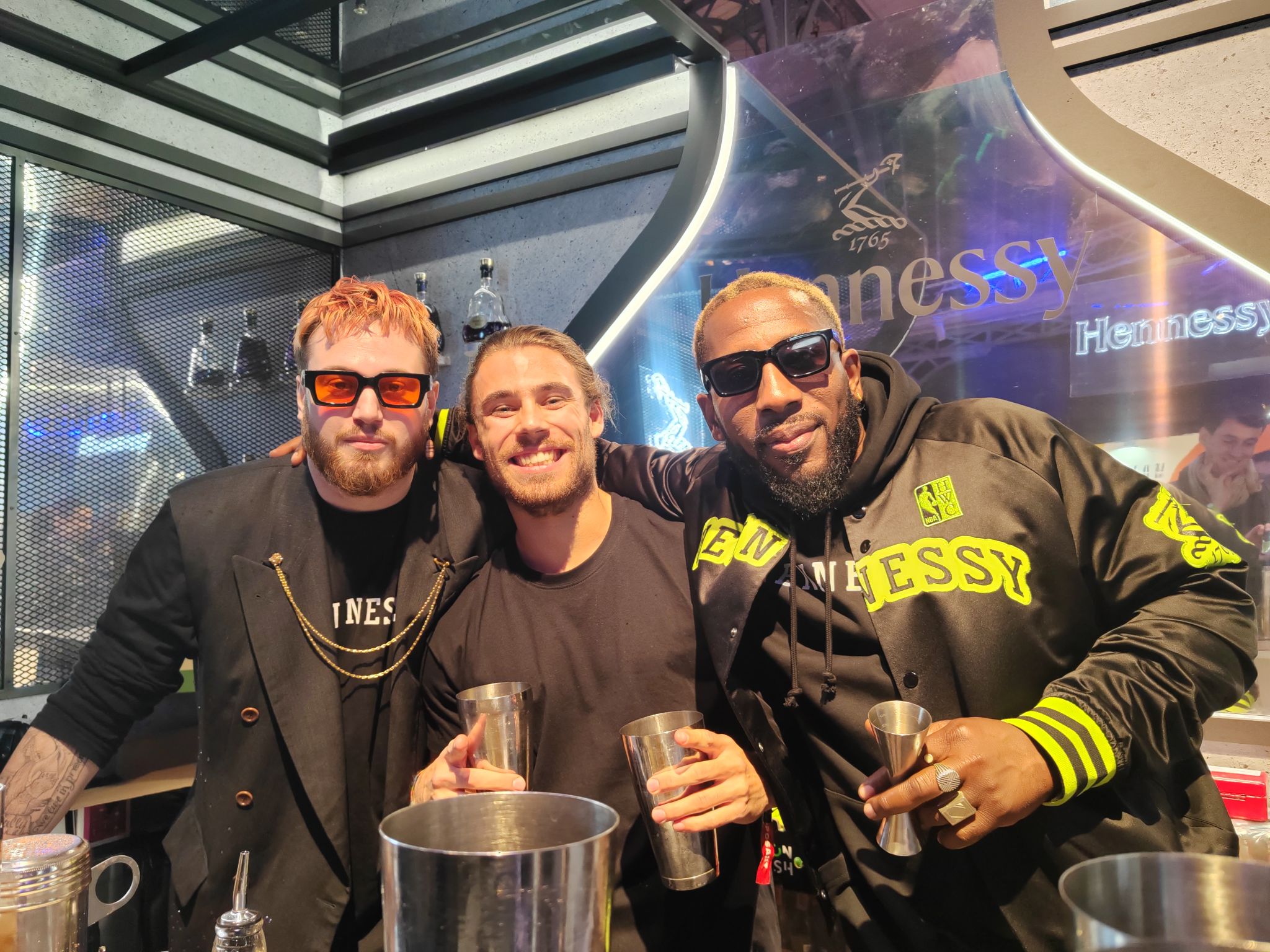 Bartenders sur le stand Hennessy de la Cocktail Street 2025