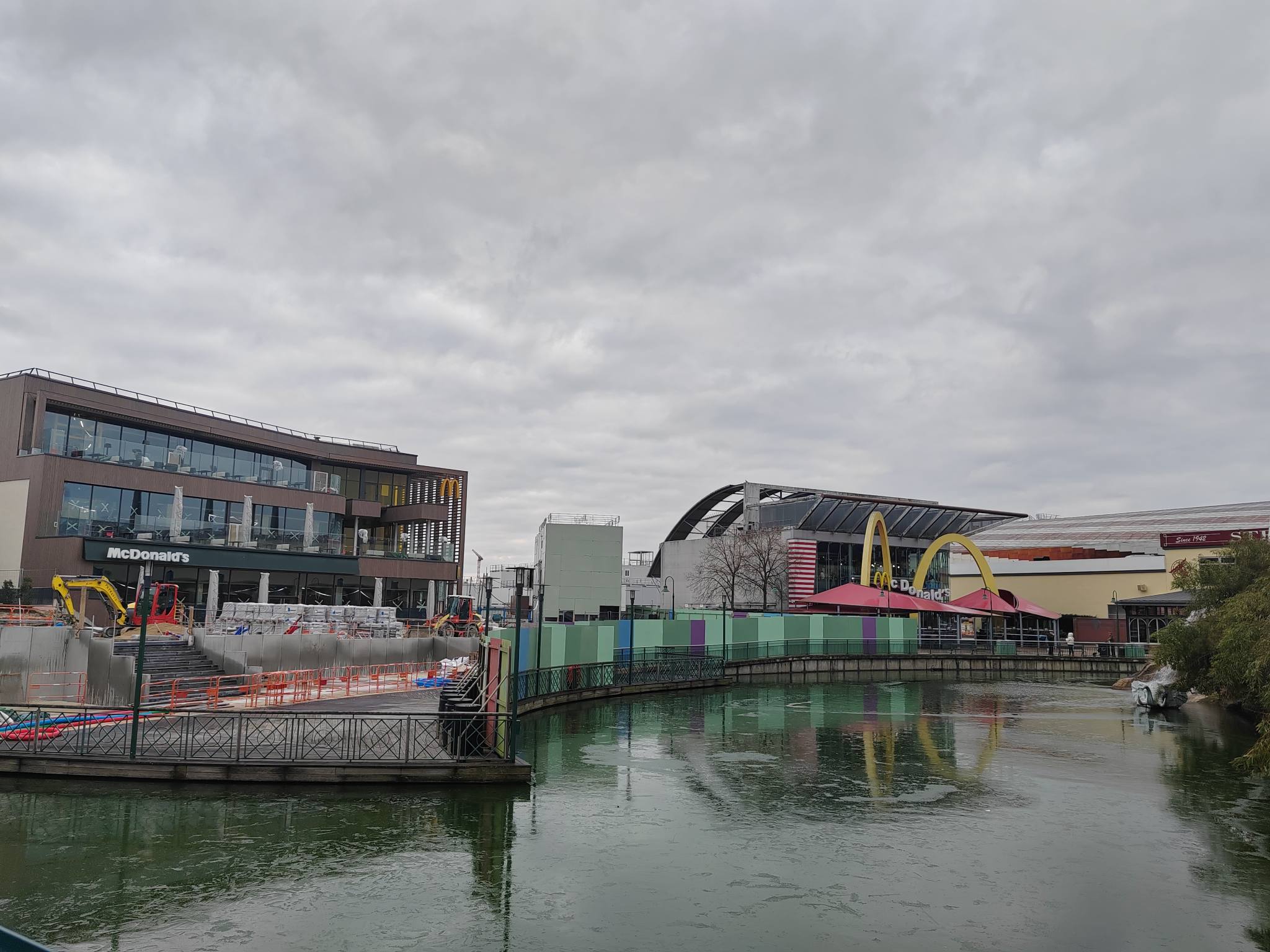 McDonald's Disney Village : ancien et nouveau bâtiment (janvier 2026)